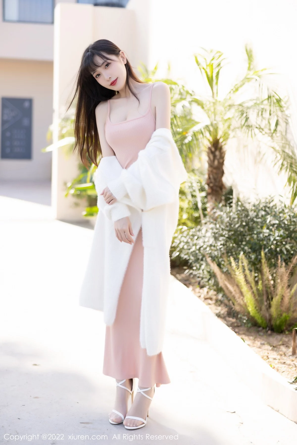 [[XiuRen秀人网]秀人网]No.6052_模特林星阑脱白色长外套露淡红色吊带长裙配原色丝袜迷人写真82P