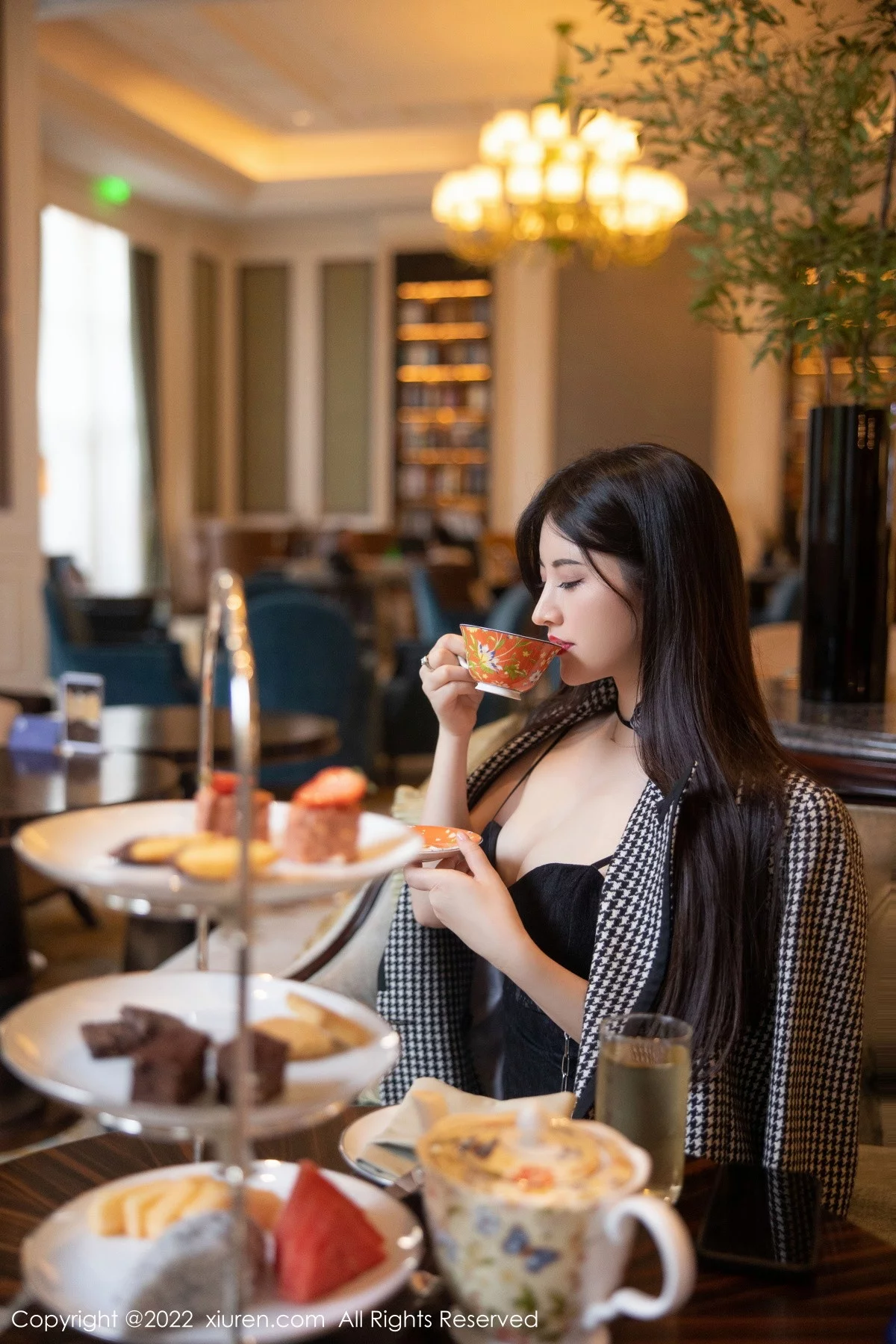 [[XiuRen秀人网]秀人网]No.6049_模特诗诗kiki脱黑色吊带连衣短裙露粉色内衣秀丰满身材诱惑写真70P