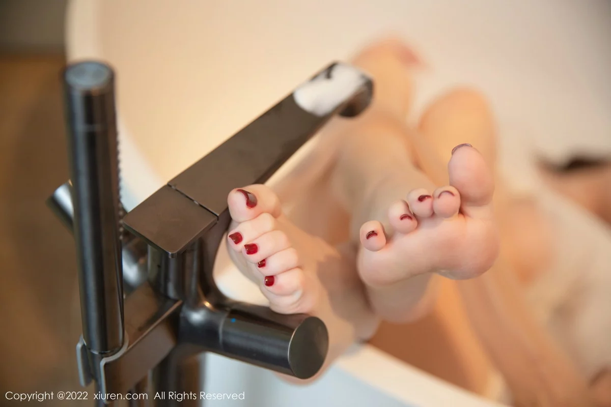 [[XiuRen秀人网]秀人网]No.6057_模特是小逗逗白色轻透上衣配牛仔短裙半脱秀曼妙身姿迷人写真83P