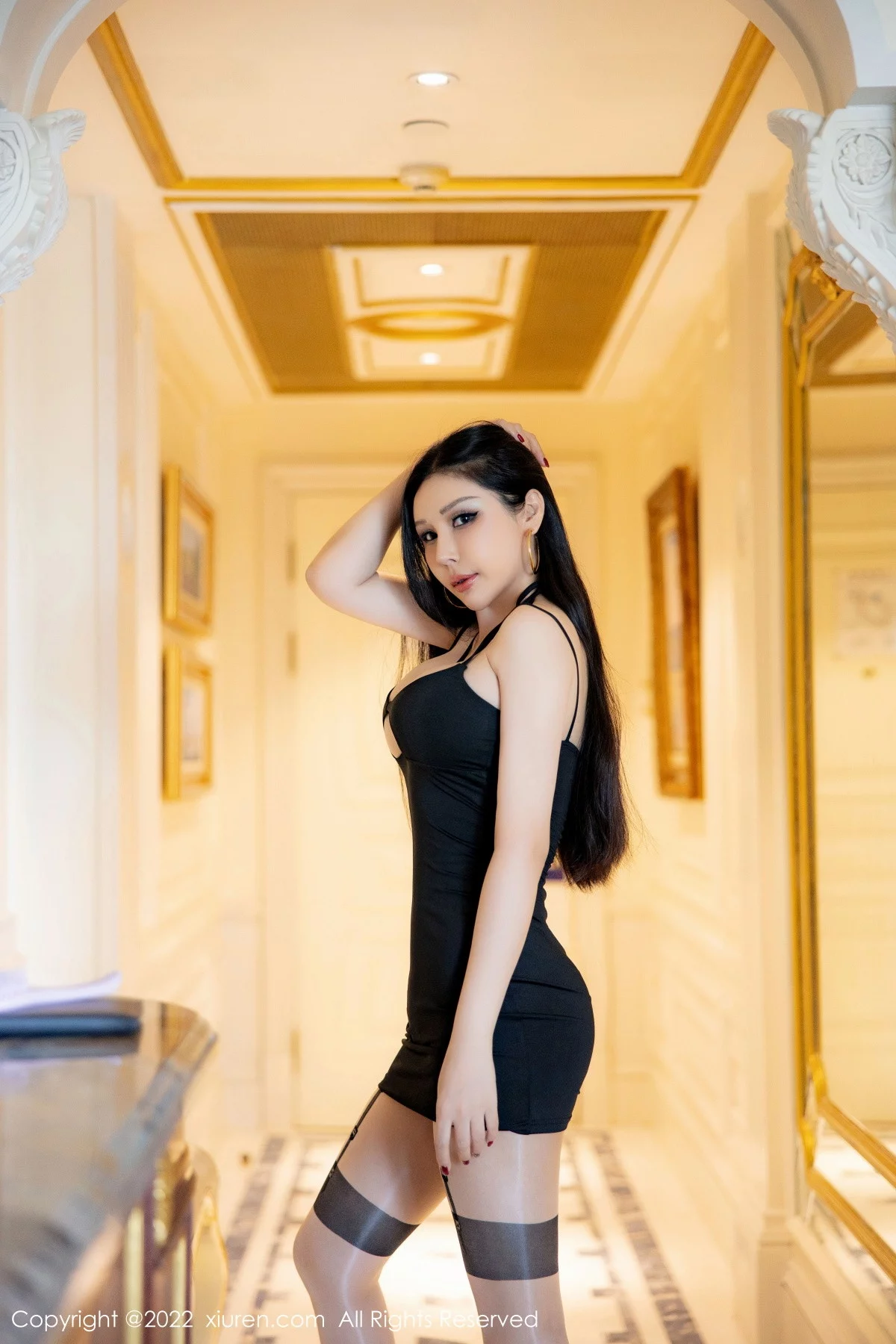 [[XiuRen秀人网]秀人网]No.6060_模特田冰冰私房性感黑色情趣服配闪亮吊袜秀妖娆身姿诱惑写真75P