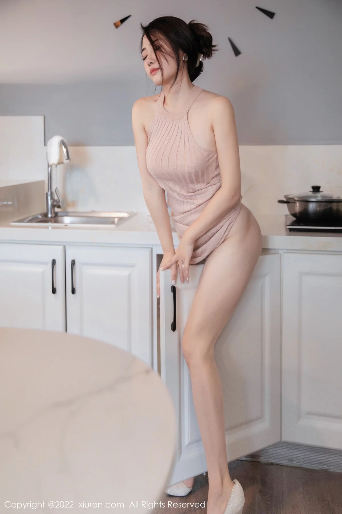 [[XiuRen秀人网]秀人网]No.6066_模特严利娅Yuliya性感粉色开叉连衣长裙秀白嫩美腿撩人诱惑写真55P