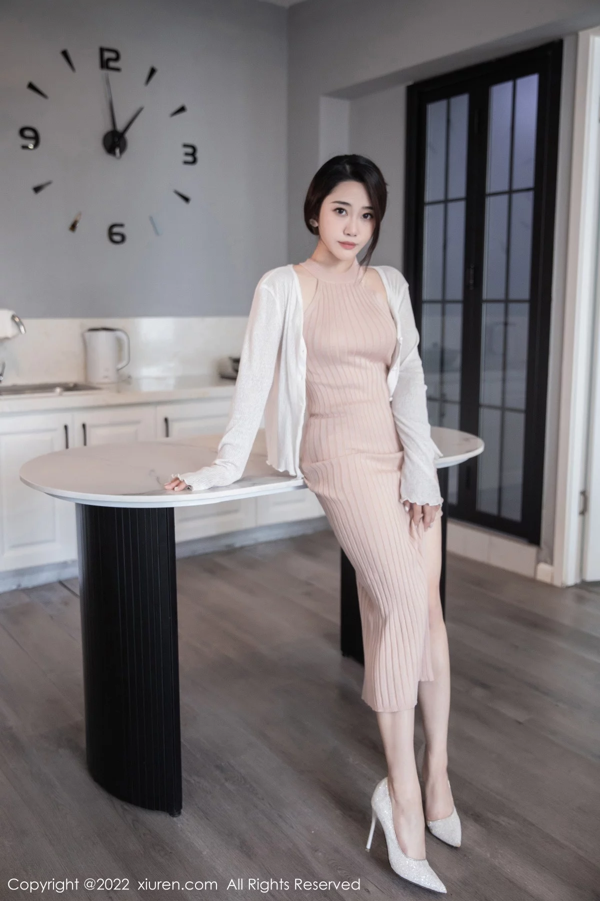 [[XiuRen秀人网]秀人网]No.6066_模特严利娅Yuliya性感粉色开叉连衣长裙秀白嫩美腿撩人诱惑写真55P