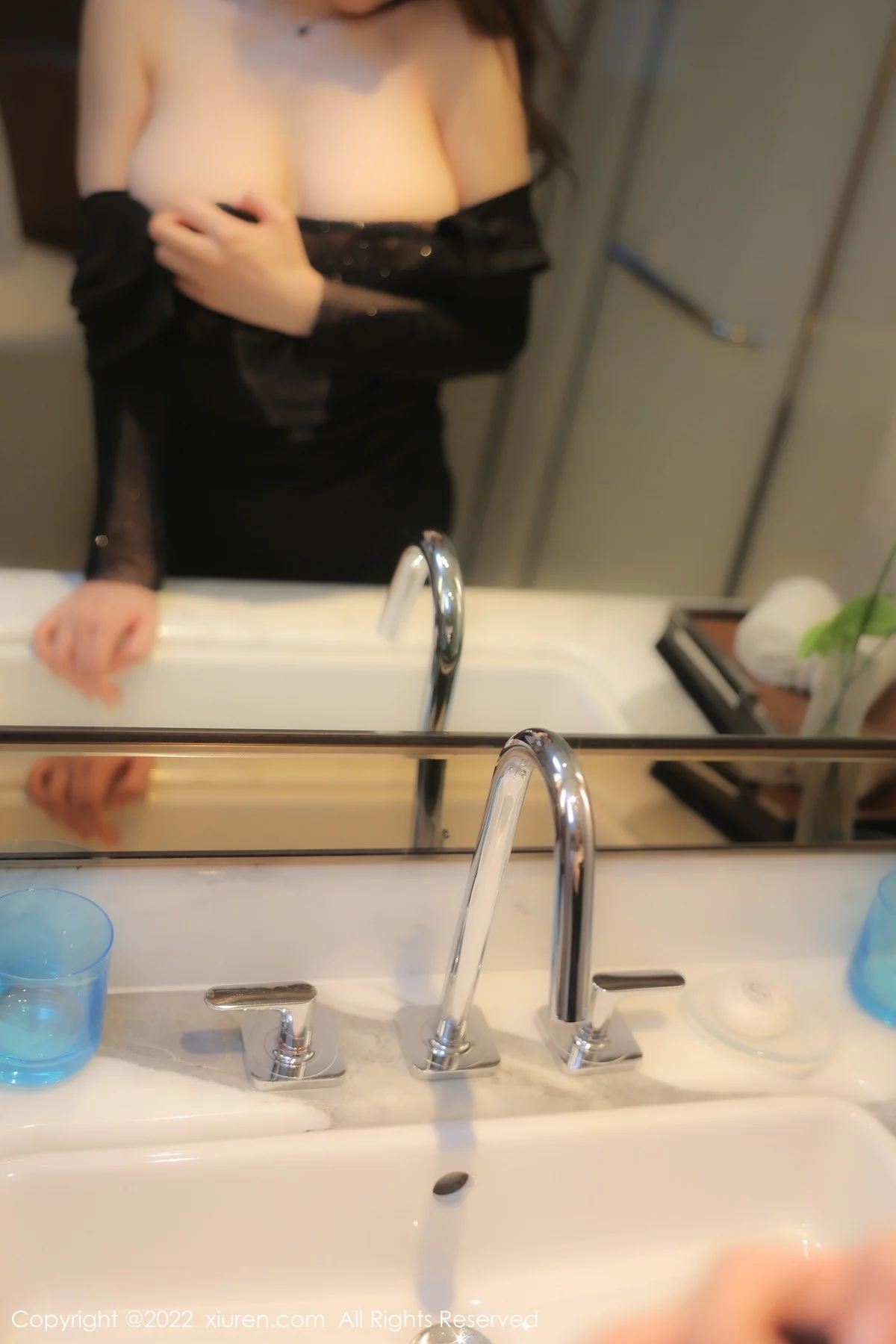 [[XiuRen秀人网]秀人网]No.6069_模特顾乔楠Cora性感黑色收身连衣短裙半脱露黑色内衣诱惑写真87P