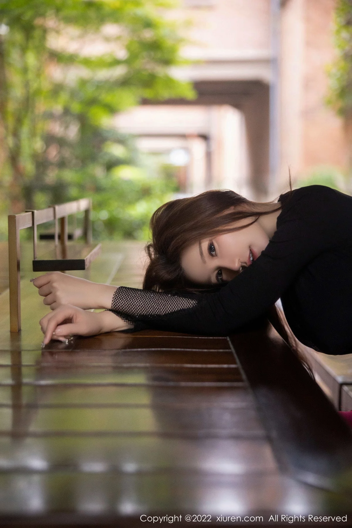 [[XiuRen秀人网]秀人网]No.6069_模特顾乔楠Cora性感黑色收身连衣短裙半脱露黑色内衣诱惑写真87P