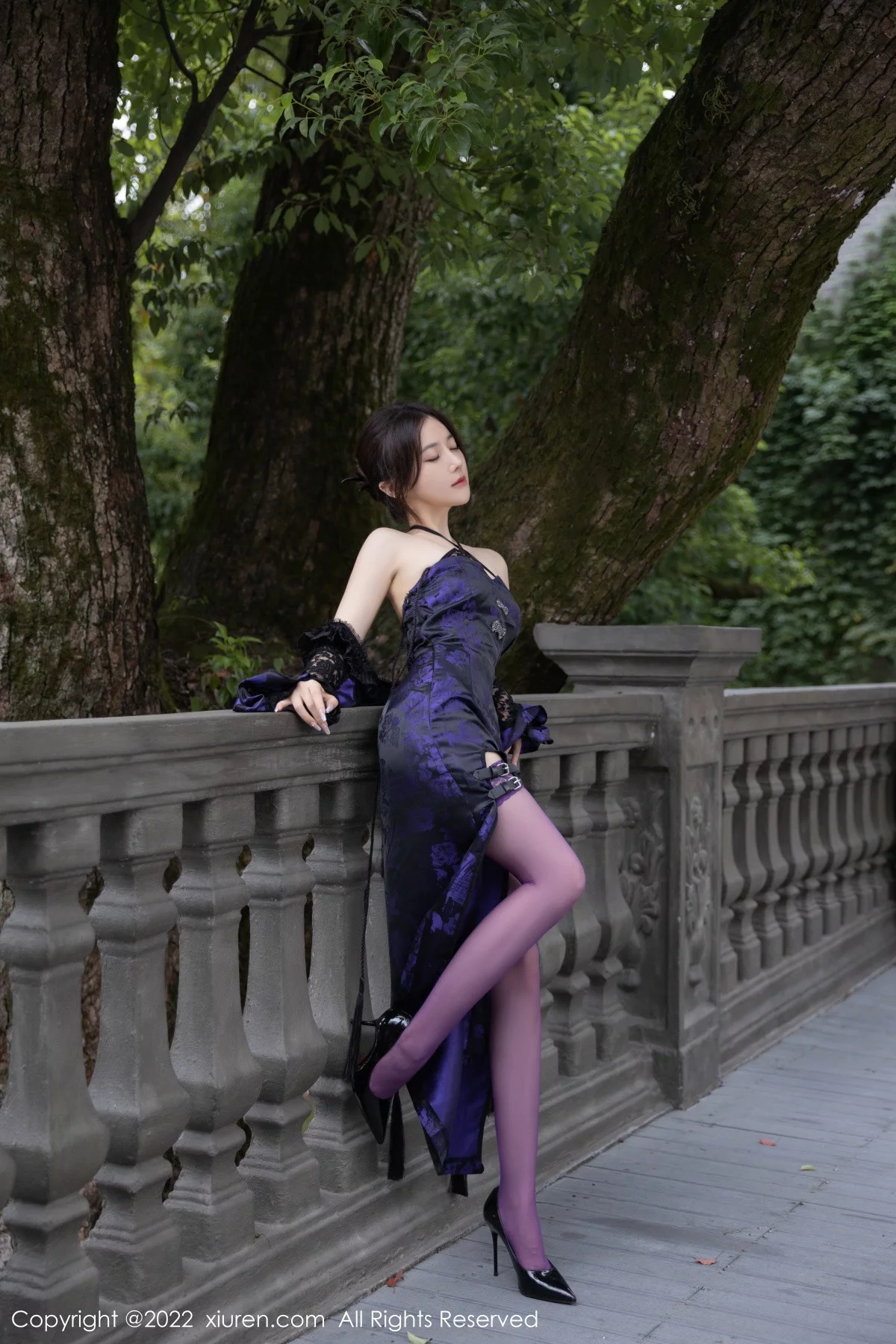 [[XiuRen秀人网]秀人网]No.6074_模特鱼子酱Fish独角戏主题性感露肩连衣裙配紫色丝袜诱惑写真79P