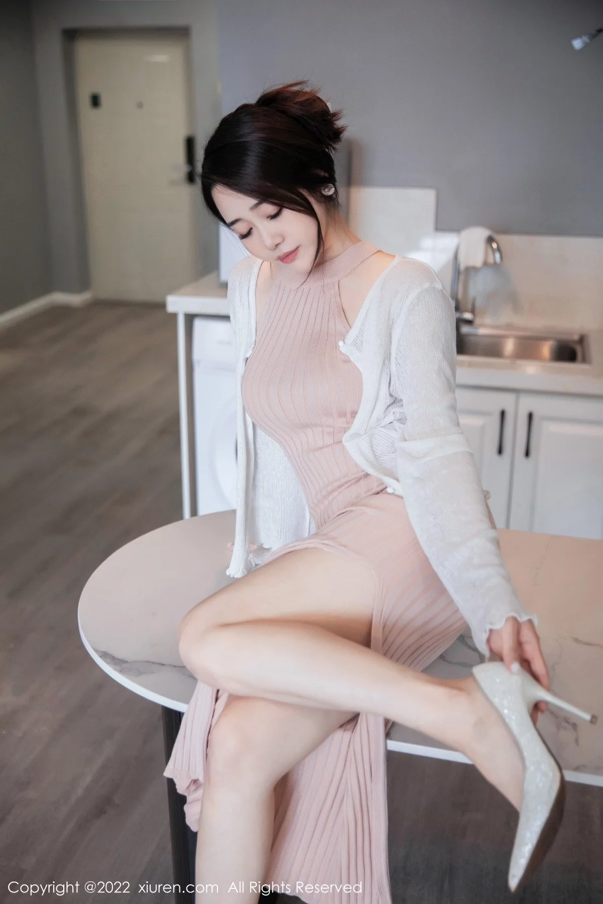 [[XiuRen秀人网]秀人网]No.6066_模特严利娅Yuliya性感粉色开叉连衣长裙秀白嫩美腿撩人诱惑写真55P