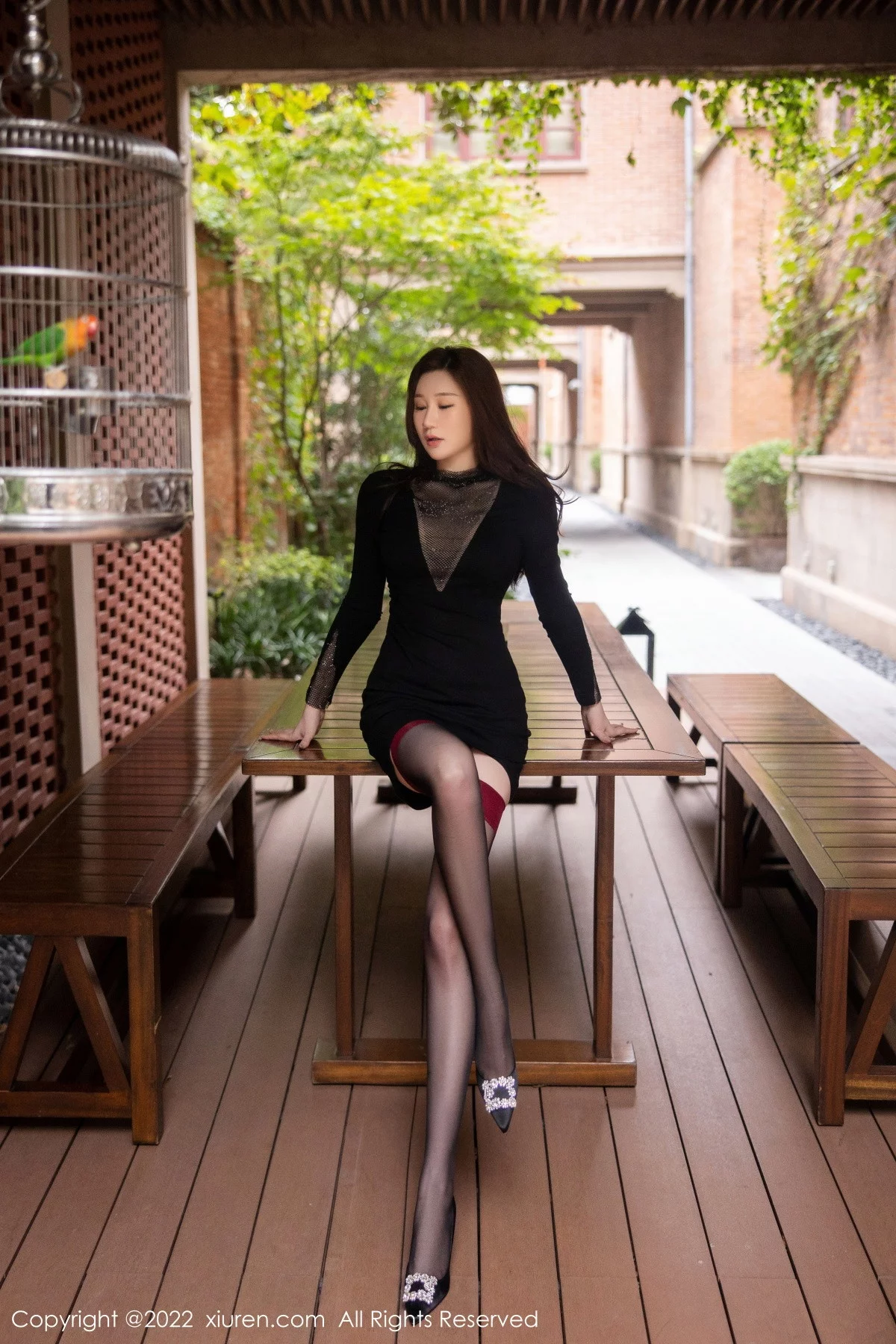 [[XiuRen秀人网]秀人网]No.6069_模特顾乔楠Cora性感黑色收身连衣短裙半脱露黑色内衣诱惑写真87P