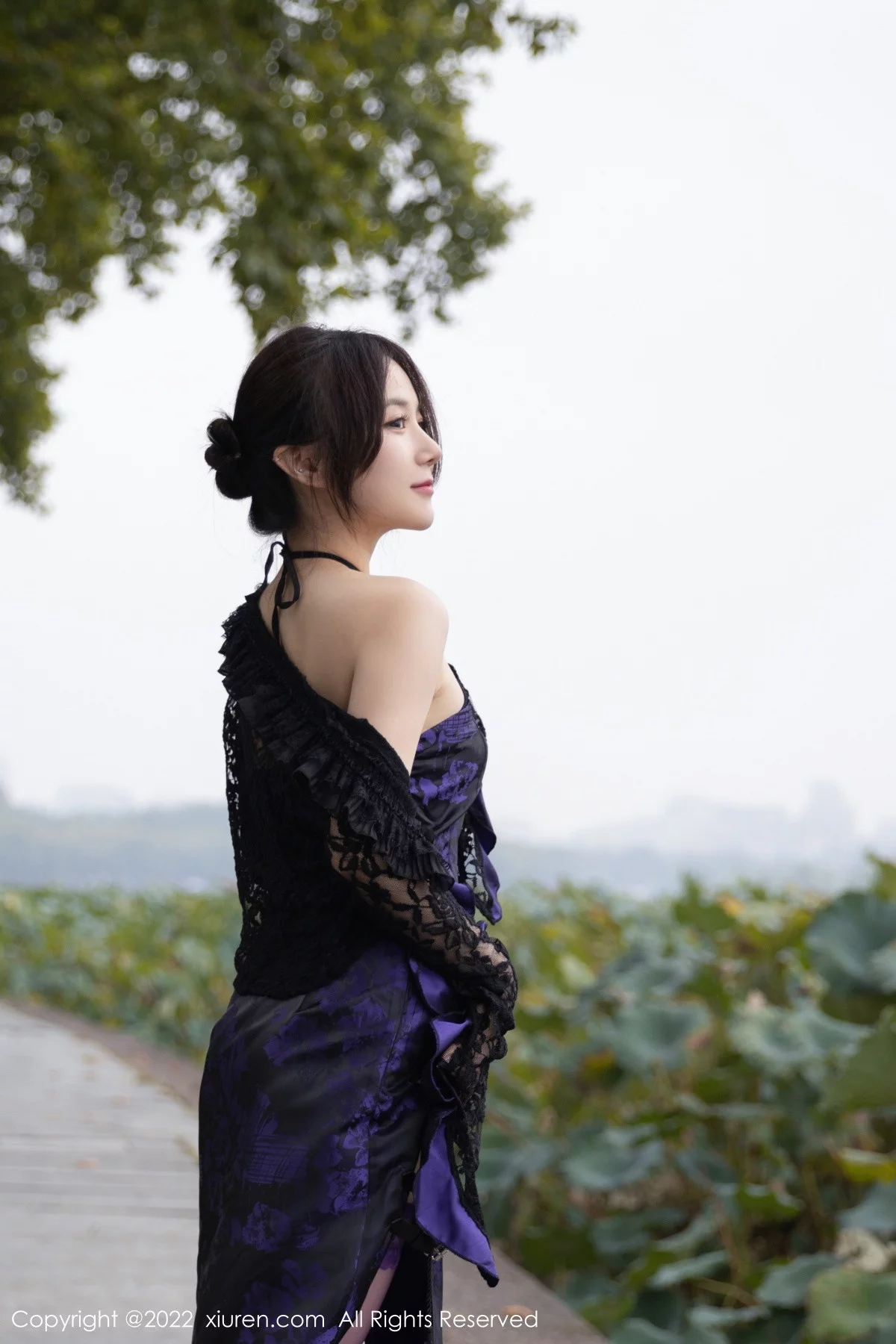 [[XiuRen秀人网]秀人网]No.6074_模特鱼子酱Fish独角戏主题性感露肩连衣裙配紫色丝袜诱惑写真79P