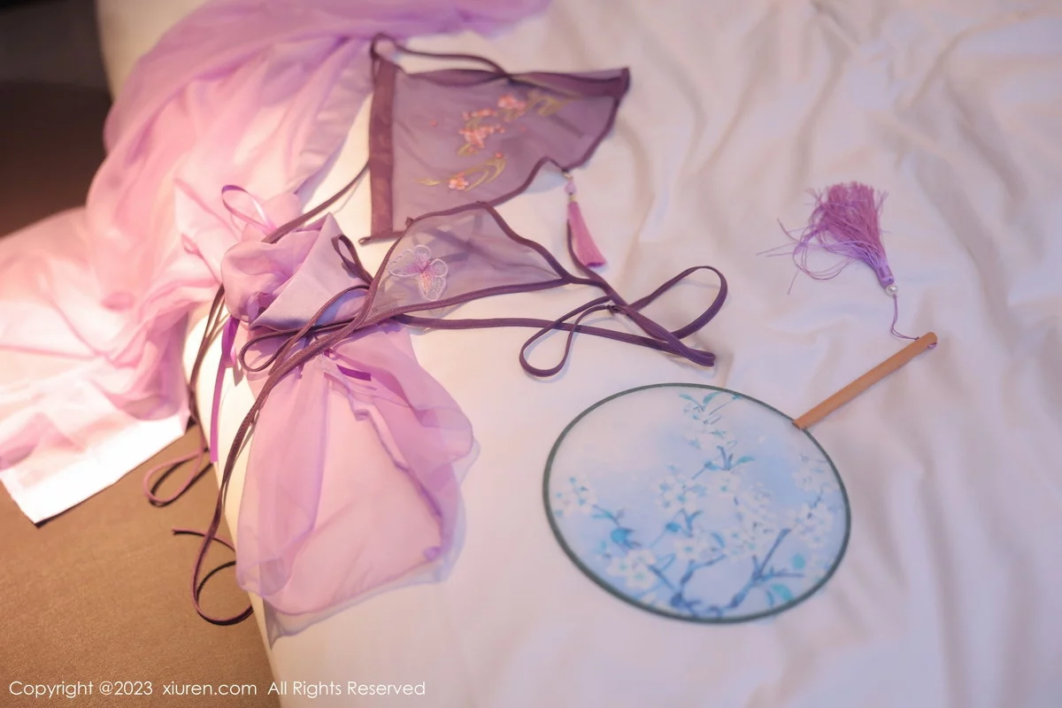 [[XiuRen秀人网]秀人网]No.6077_模特美羊羊性感紫色古装服饰半脱露丁字裤秀翘臀美腿诱惑写真83P