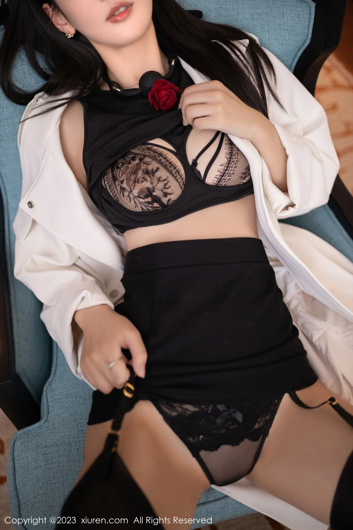 [[XiuRen秀人网]秀人网]No.6079_模特唐安琪脱白色外衣露黑色轻透蕾丝内衣配黑丝吊袜诱惑写真83P