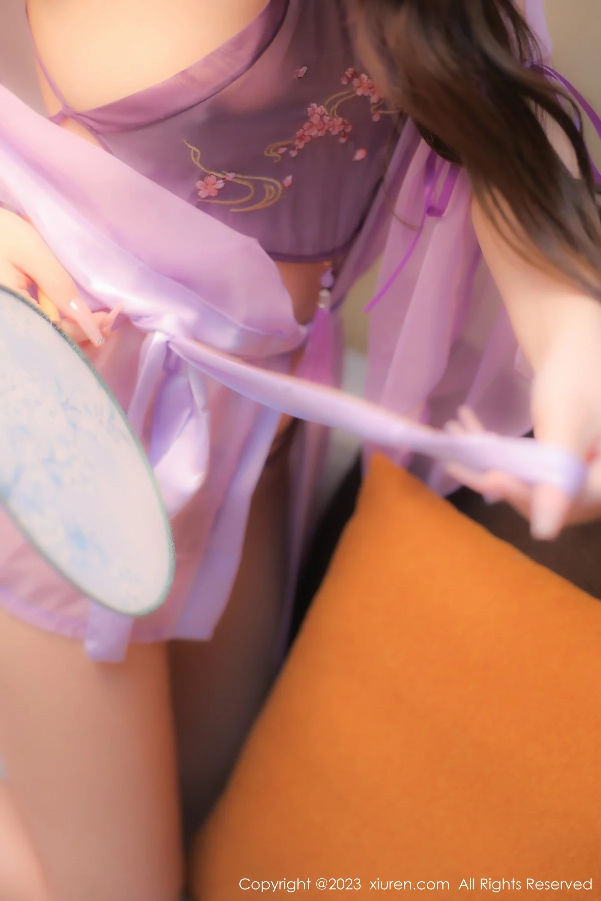 [[XiuRen秀人网]秀人网]No.6077_模特美羊羊性感紫色古装服饰半脱露丁字裤秀翘臀美腿诱惑写真83P