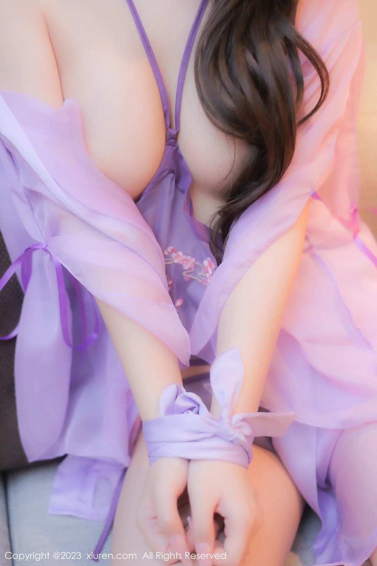 [[XiuRen秀人网]秀人网]No.6077_模特美羊羊性感紫色古装服饰半脱露丁字裤秀翘臀美腿诱惑写真83P