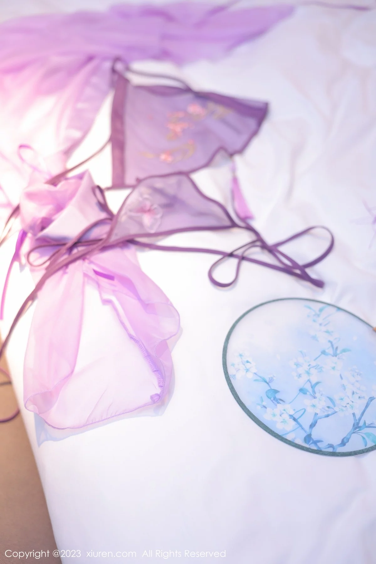 [[XiuRen秀人网]秀人网]No.6077_模特美羊羊性感紫色古装服饰半脱露丁字裤秀翘臀美腿诱惑写真83P