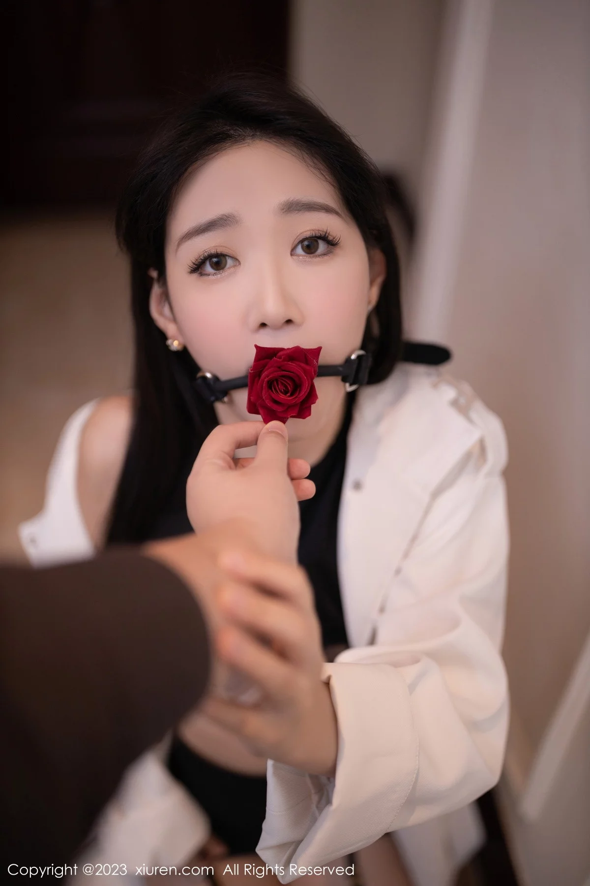 [[XiuRen秀人网]秀人网]No.6079_模特唐安琪脱白色外衣露黑色轻透蕾丝内衣配黑丝吊袜诱惑写真83P