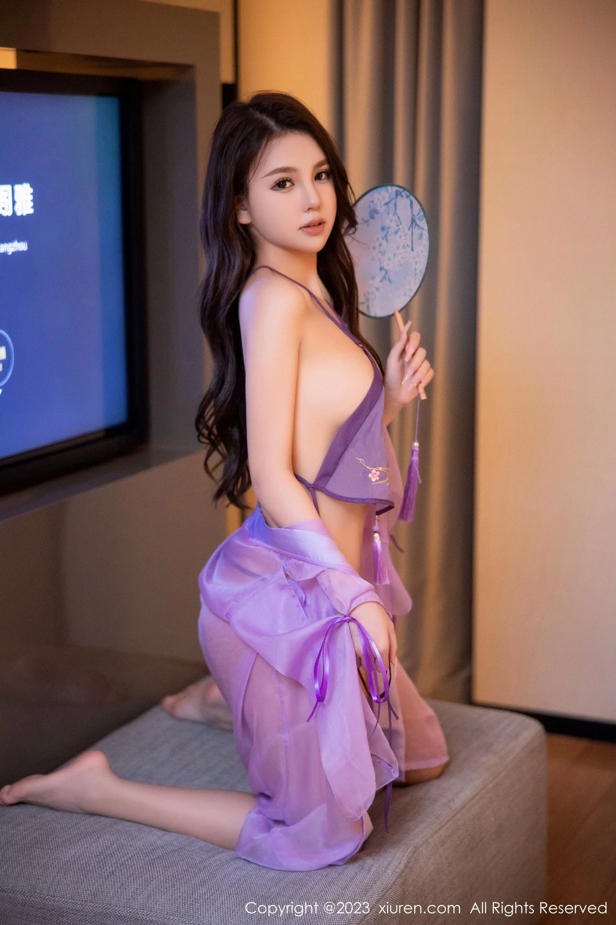 [[XiuRen秀人网]秀人网]No.6077_模特美羊羊性感紫色古装服饰半脱露丁字裤秀翘臀美腿诱惑写真83P