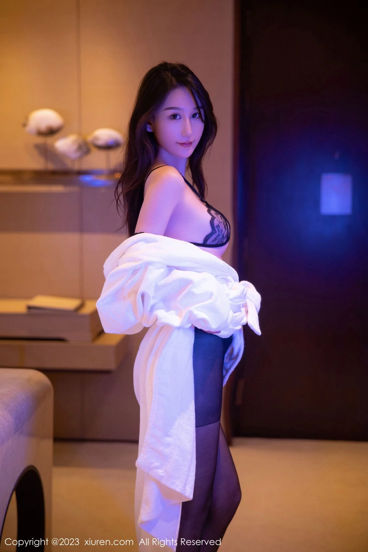 [[XiuRen秀人网]秀人网]No.6083_模特薇薇酱私房脱白色睡袍露黑色蕾丝内衣秀曼妙身姿诱惑写真84P