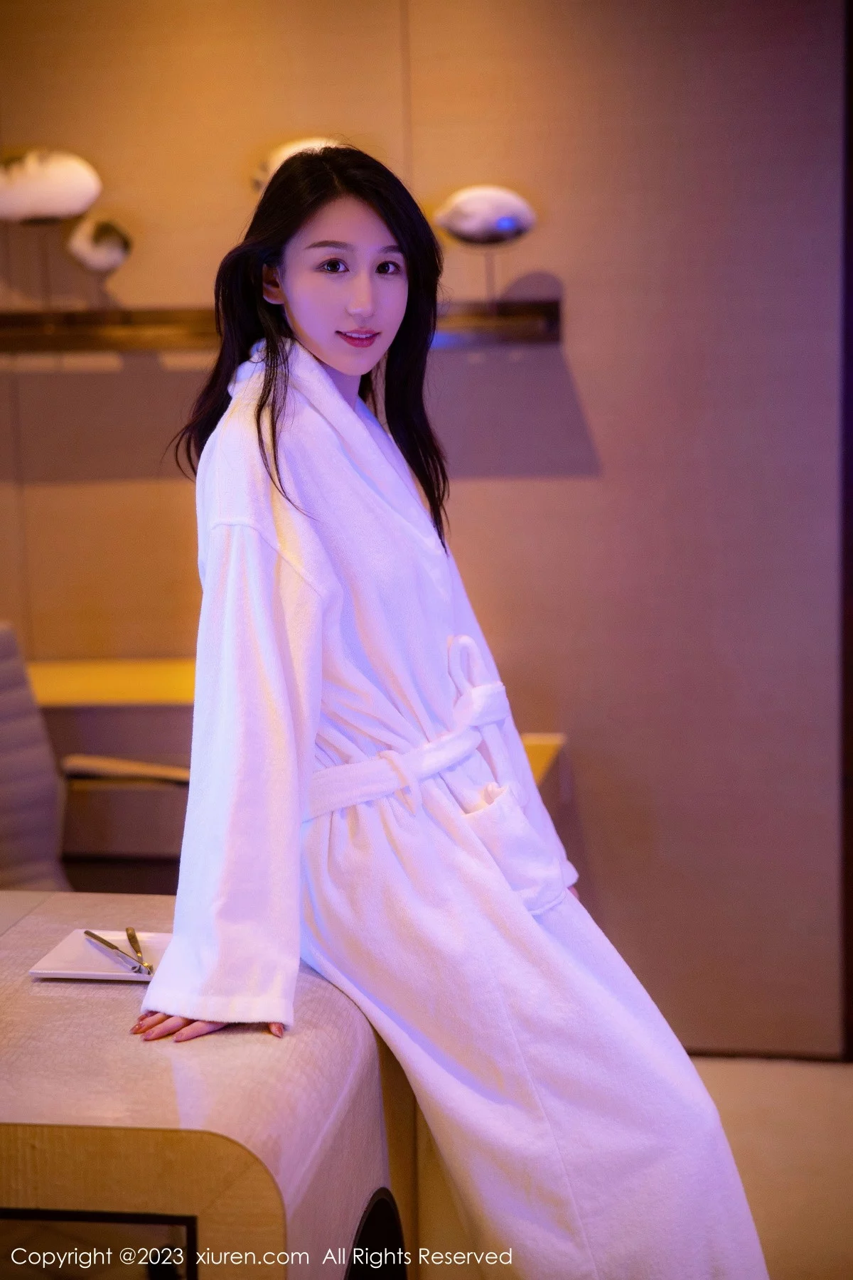 [[XiuRen秀人网]秀人网]No.6083_模特薇薇酱私房脱白色睡袍露黑色蕾丝内衣秀曼妙身姿诱惑写真84P