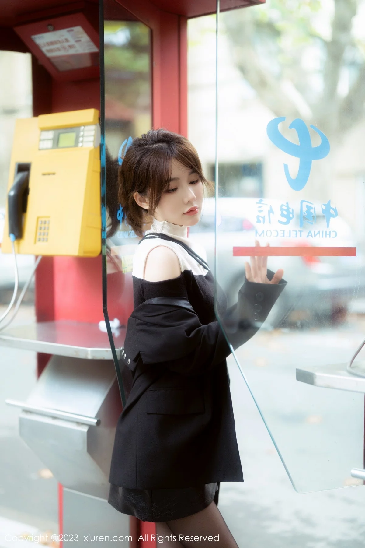 [[XiuRen秀人网]秀人网]No.6080_模特婠婠么性感黑上衣配黑皮短裙露超薄无内黑丝撩人诱惑写真79P