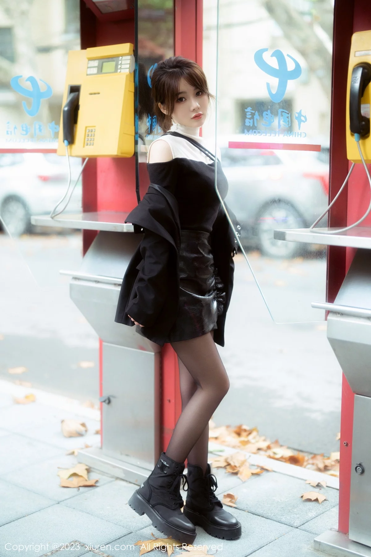 [[XiuRen秀人网]秀人网]No.6080_模特婠婠么性感黑上衣配黑皮短裙露超薄无内黑丝撩人诱惑写真79P