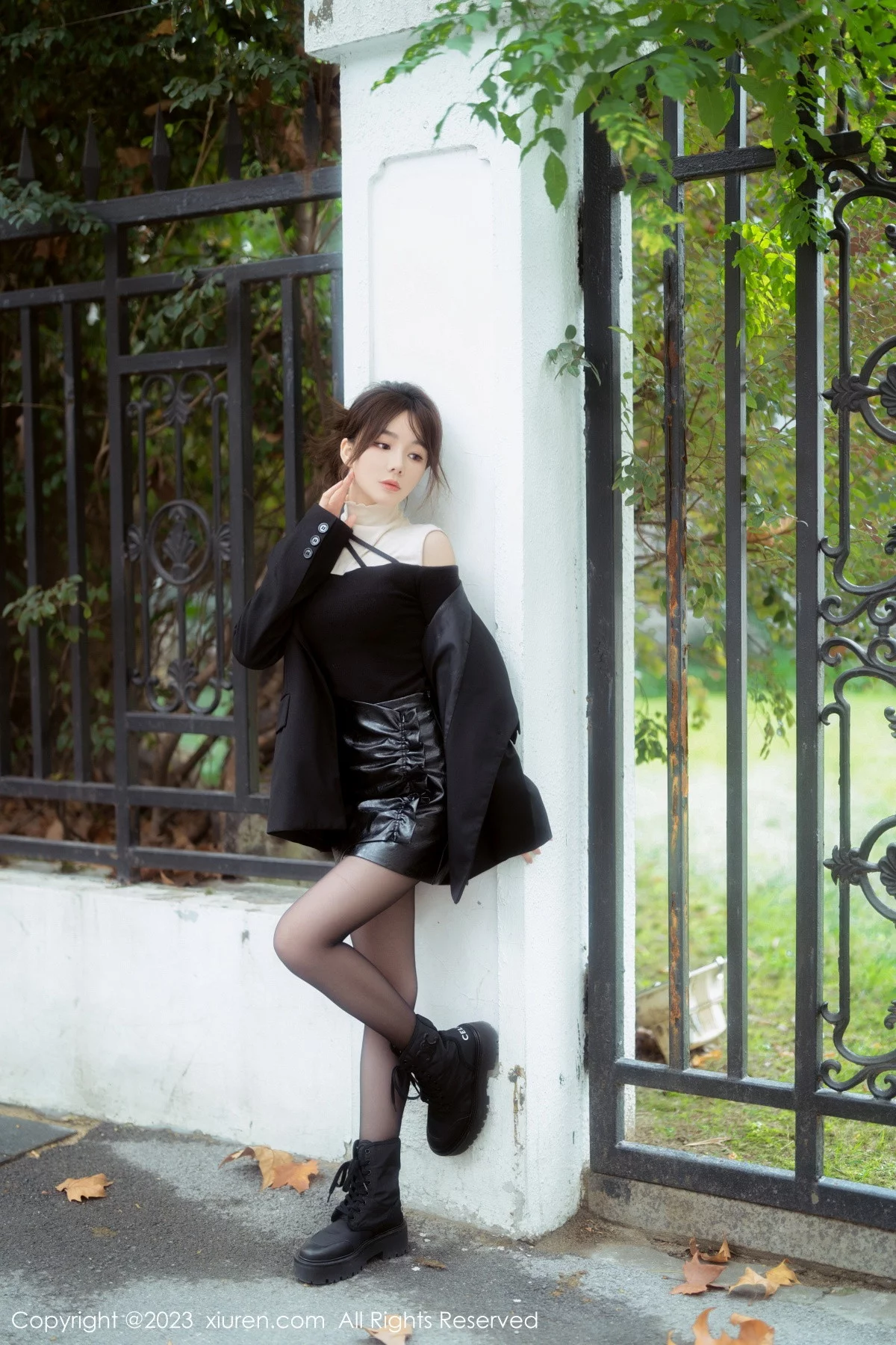 [[XiuRen秀人网]秀人网]No.6080_模特婠婠么性感黑上衣配黑皮短裙露超薄无内黑丝撩人诱惑写真79P