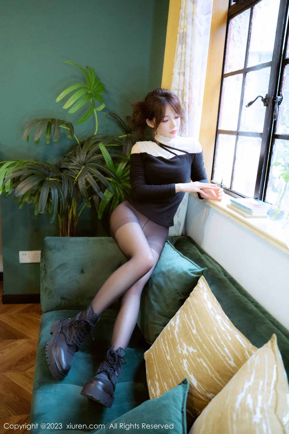 [[XiuRen秀人网]秀人网]No.6080_模特婠婠么性感黑上衣配黑皮短裙露超薄无内黑丝撩人诱惑写真79P