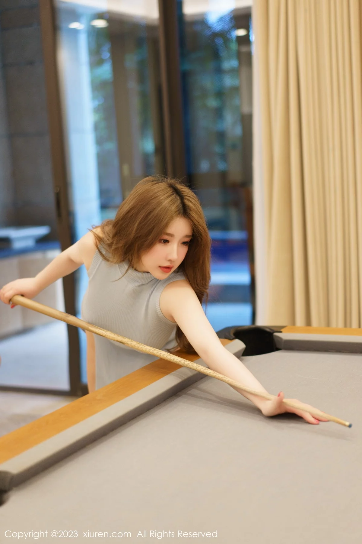 [[XiuRen秀人网]秀人网]No.6085_模特小海臀Rena三亚旅拍桌球室性感连衣裙秀浑圆美臀诱惑写真60P