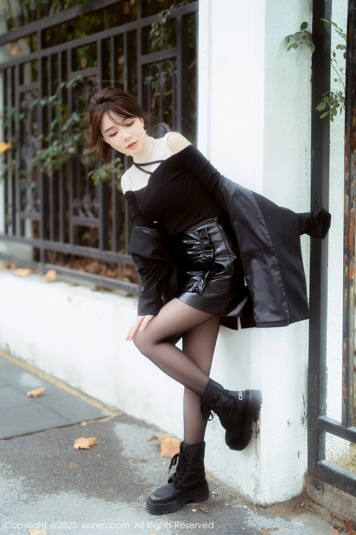 [[XiuRen秀人网]秀人网]No.6080_模特婠婠么性感黑上衣配黑皮短裙露超薄无内黑丝撩人诱惑写真79P