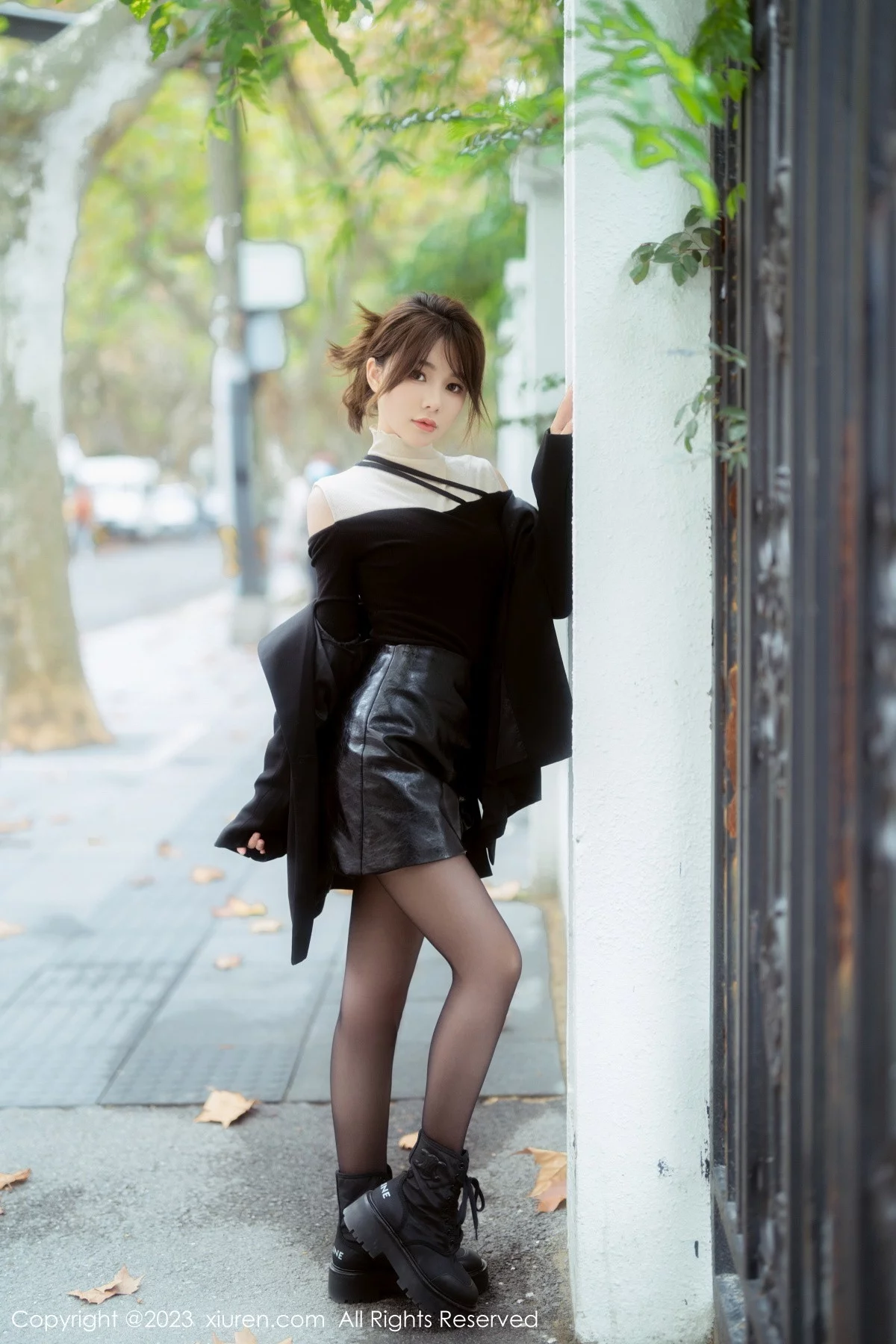 [[XiuRen秀人网]秀人网]No.6080_模特婠婠么性感黑上衣配黑皮短裙露超薄无内黑丝撩人诱惑写真79P