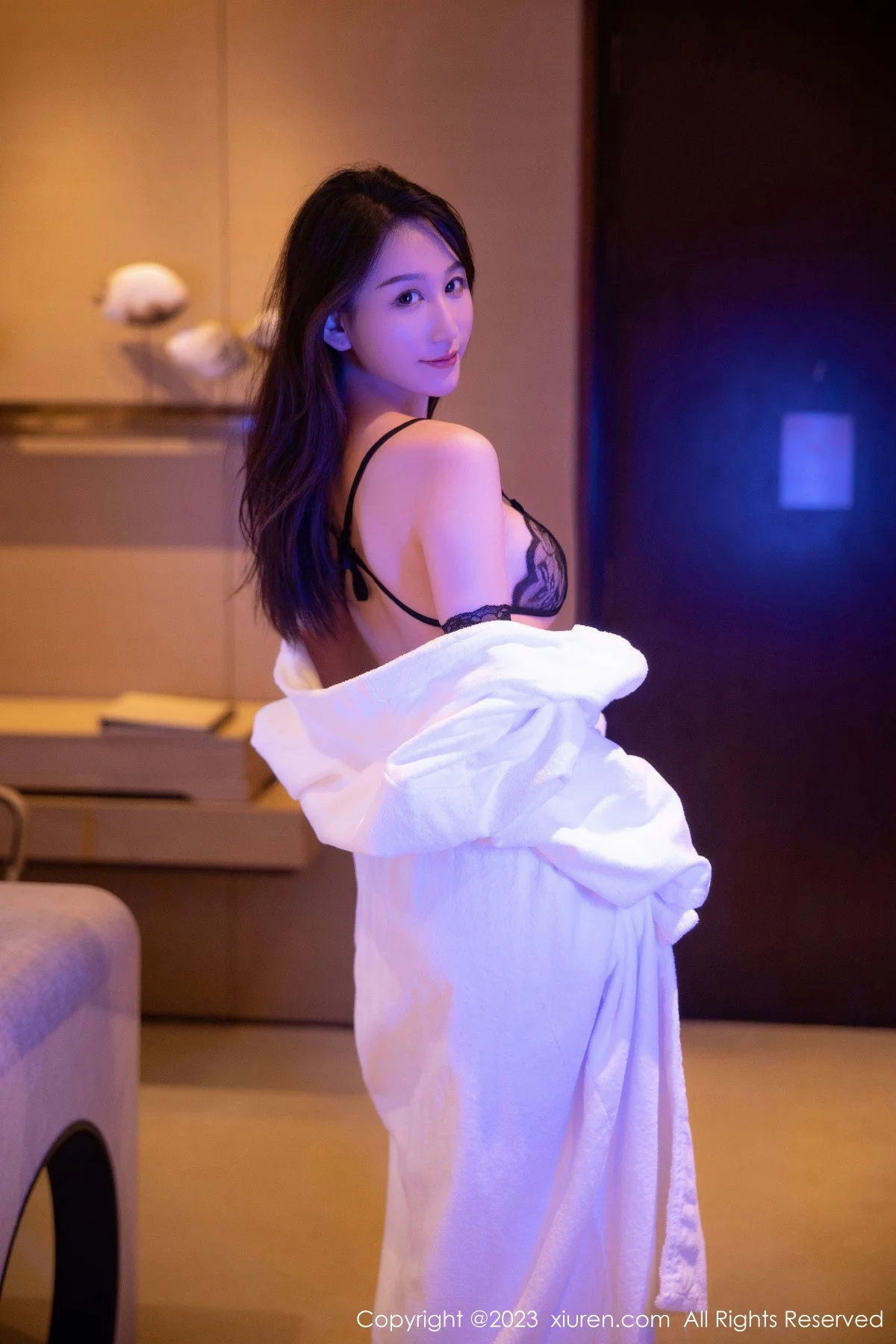 [[XiuRen秀人网]秀人网]No.6083_模特薇薇酱私房脱白色睡袍露黑色蕾丝内衣秀曼妙身姿诱惑写真84P