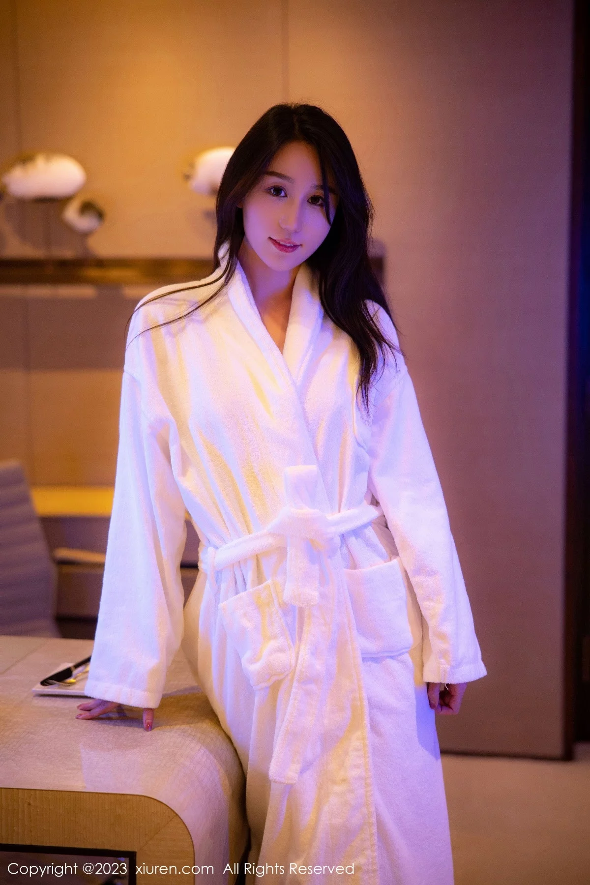 [[XiuRen秀人网]秀人网]No.6083_模特薇薇酱私房脱白色睡袍露黑色蕾丝内衣秀曼妙身姿诱惑写真84P