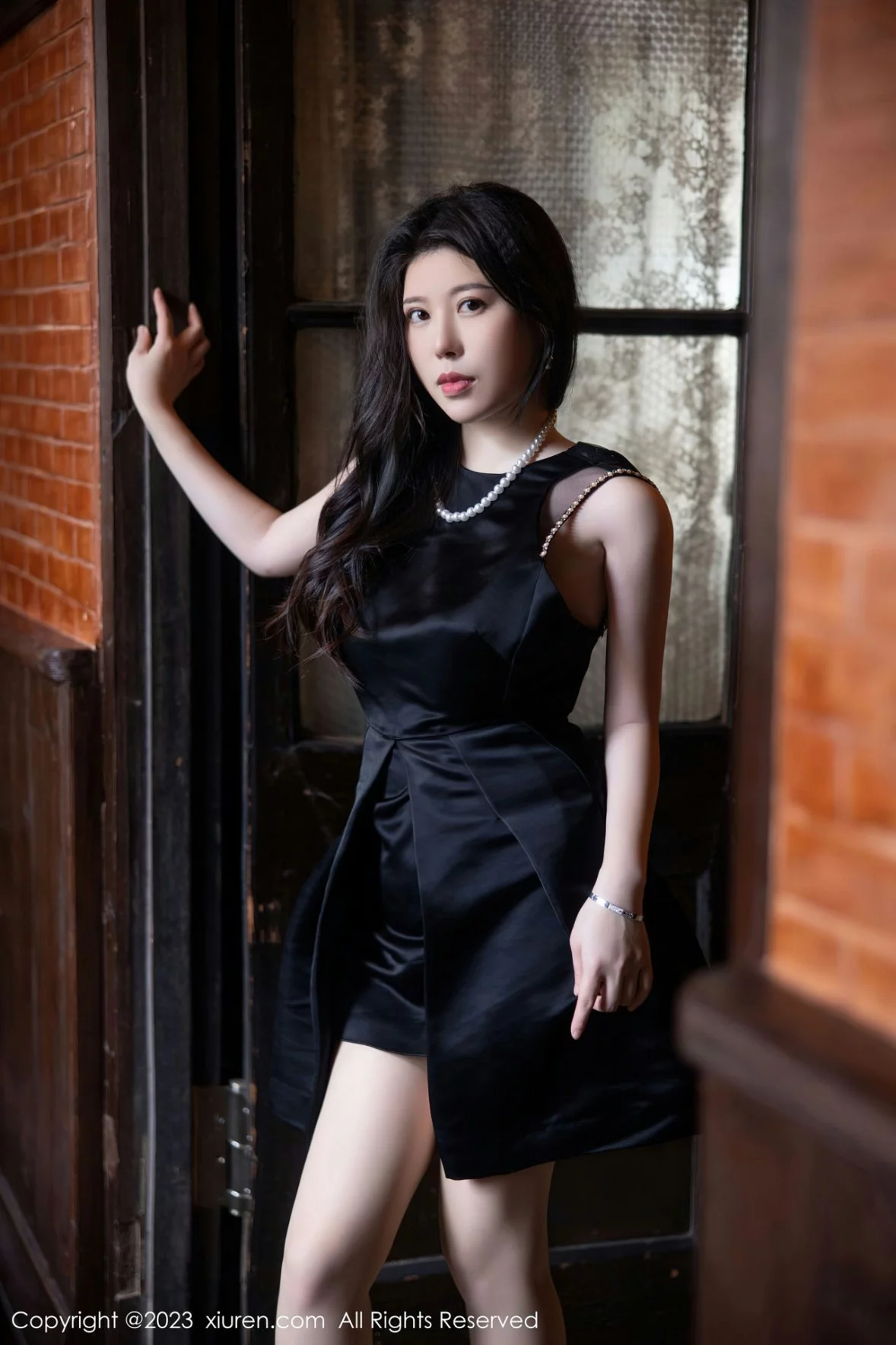 [[XiuRen秀人网]秀人网]No.6089_模特白茹雪半脱连衣裙露性感红色蕾丝内衣秀丰腴身材诱惑写真72P