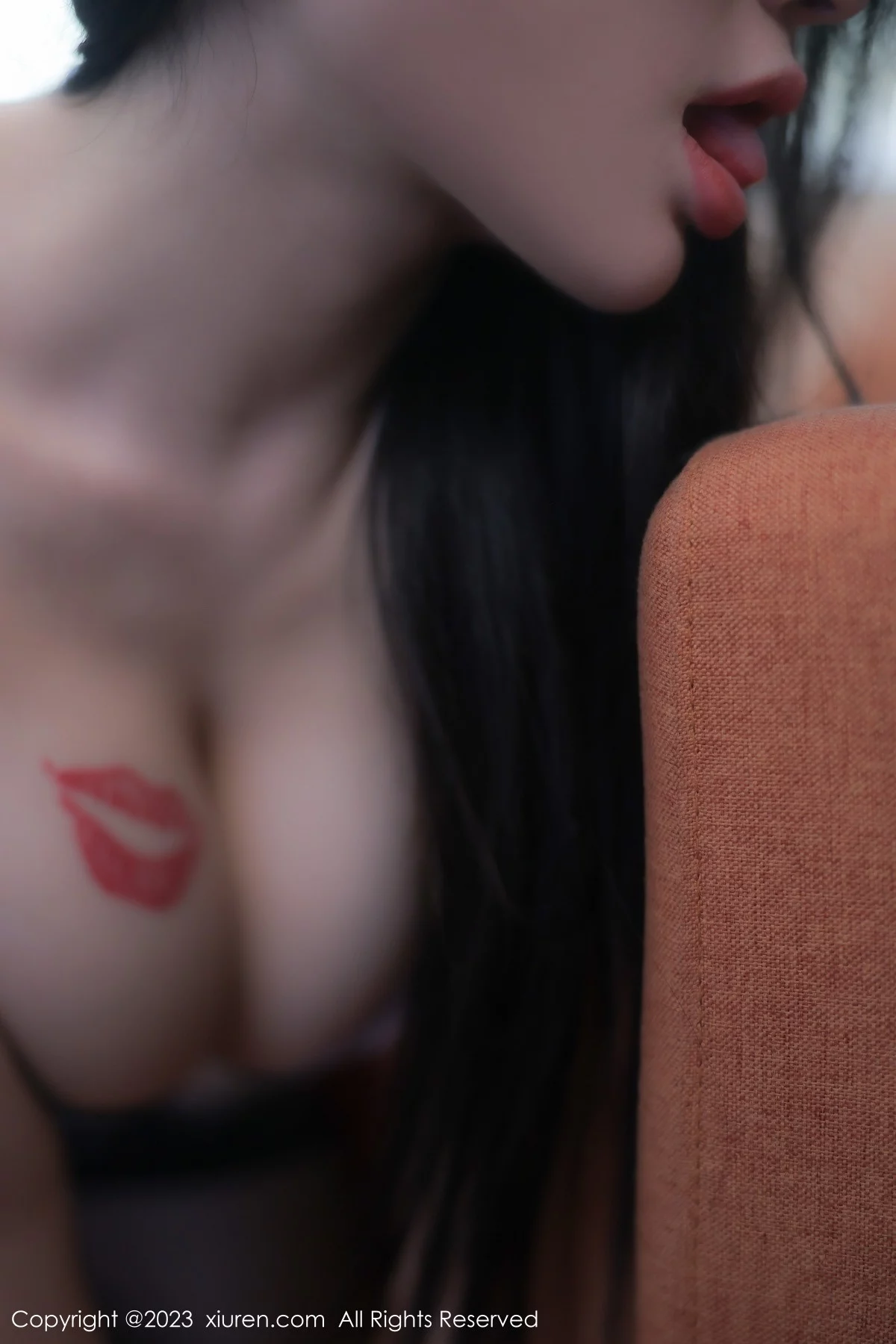 [[XiuRen秀人网]秀人网]No.6087_模特美七Mia性感红色服饰配超薄黑丝半脱秀惹火身材诱惑写真74P