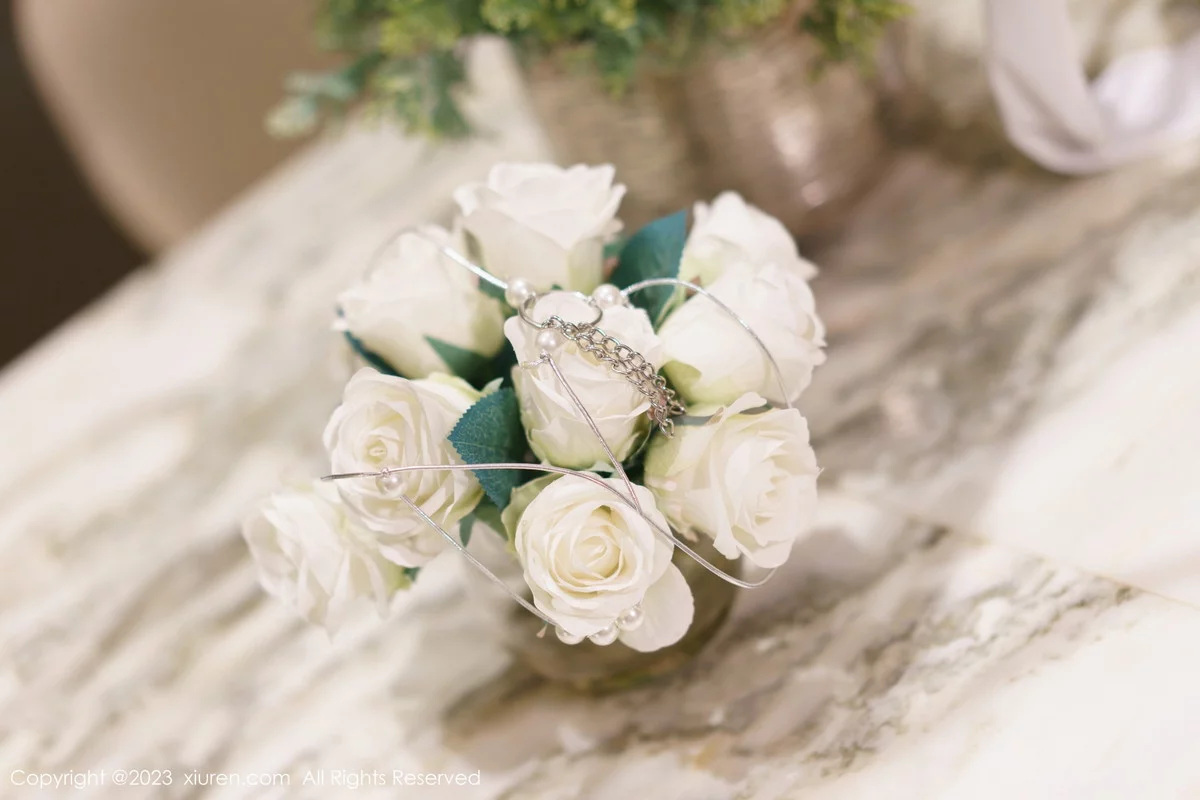 [[XiuRen秀人网]秀人网]No.6092_模特laura阿姣三亚旅拍浅色露肩连衣裙配开档肉丝惹火诱惑写真70P