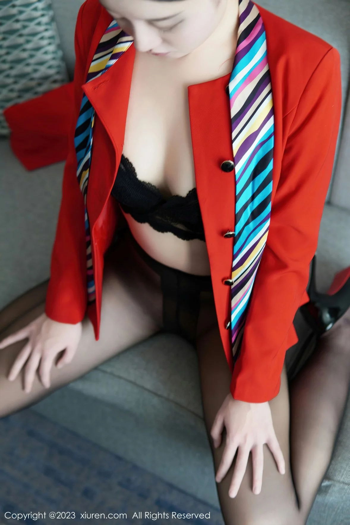 [[XiuRen秀人网]秀人网]No.6088_模特米娜MnaL私房脱性感空姐制服露黑色蕾丝内衣撩人诱惑写真72P