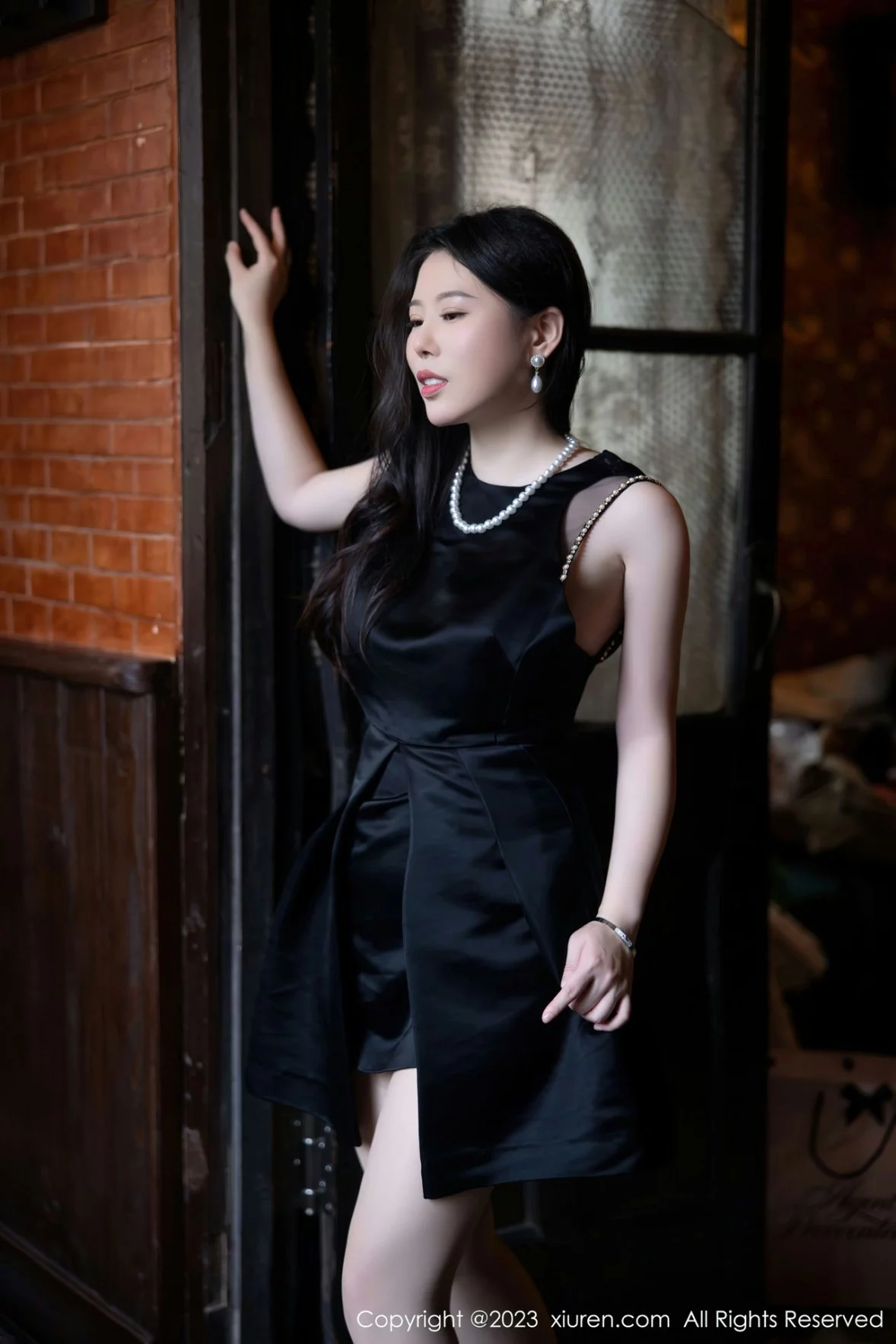 [[XiuRen秀人网]秀人网]No.6089_模特白茹雪半脱连衣裙露性感红色蕾丝内衣秀丰腴身材诱惑写真72P