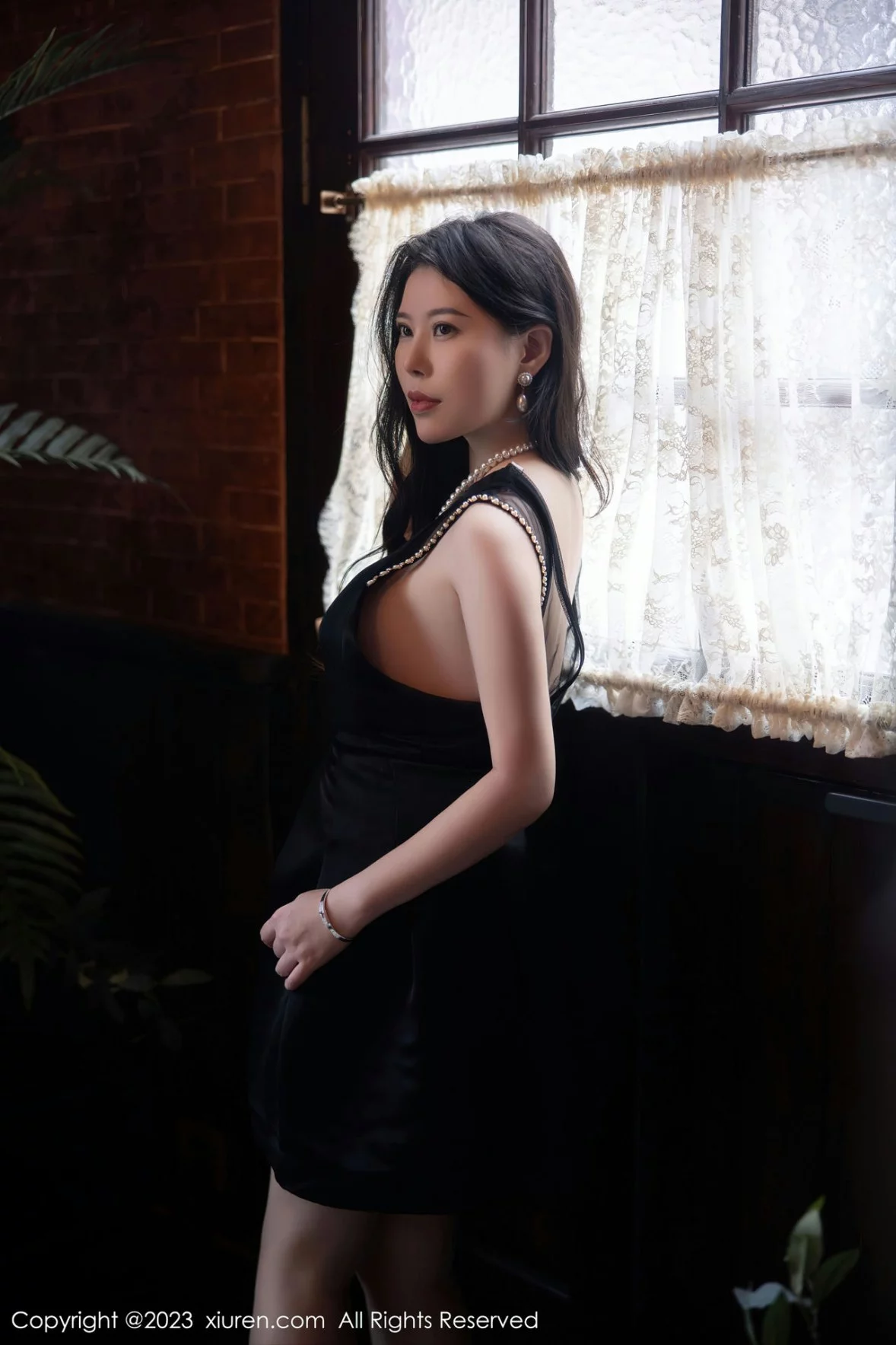 [[XiuRen秀人网]秀人网]No.6089_模特白茹雪半脱连衣裙露性感红色蕾丝内衣秀丰腴身材诱惑写真72P