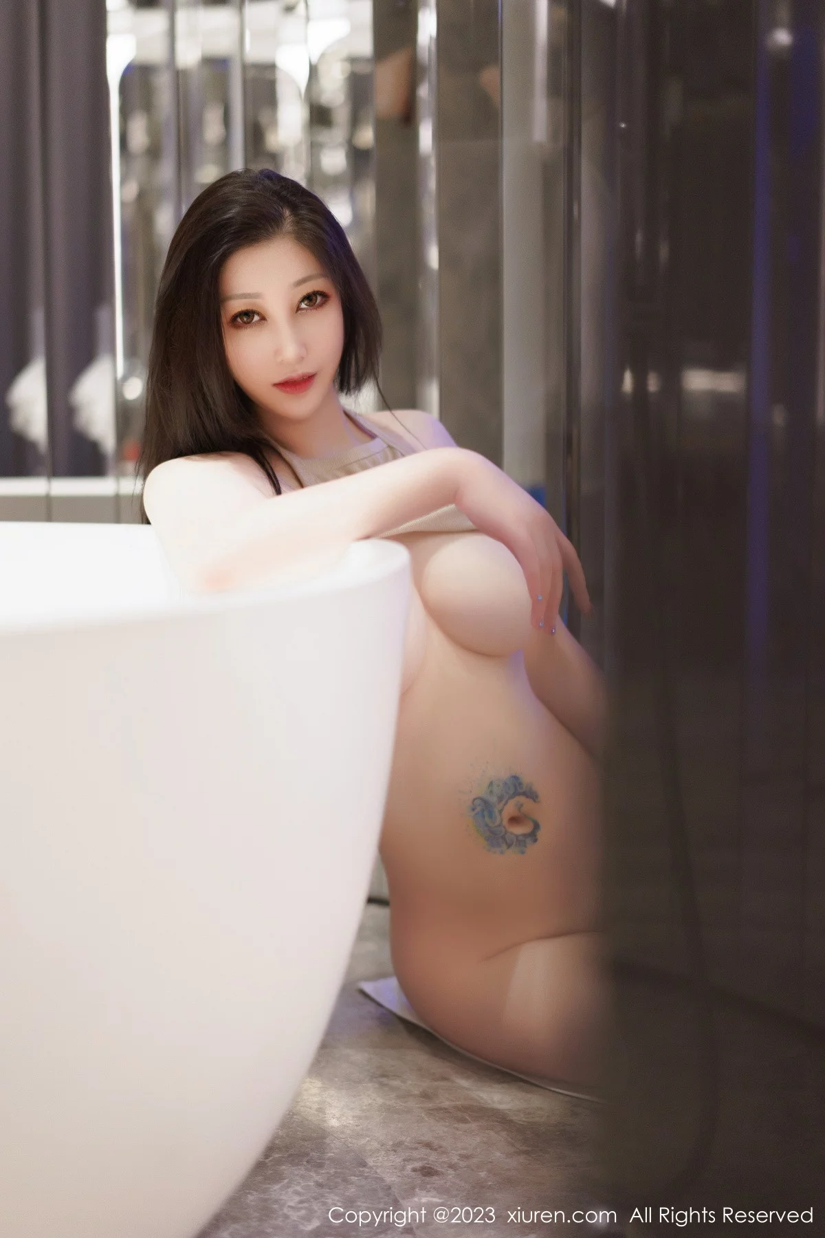 [[XiuRen秀人网]秀人网]No.6098_女神妲己_Toxic三亚旅拍游艇场景性感服饰秀雪峰美臀诱惑写真99P