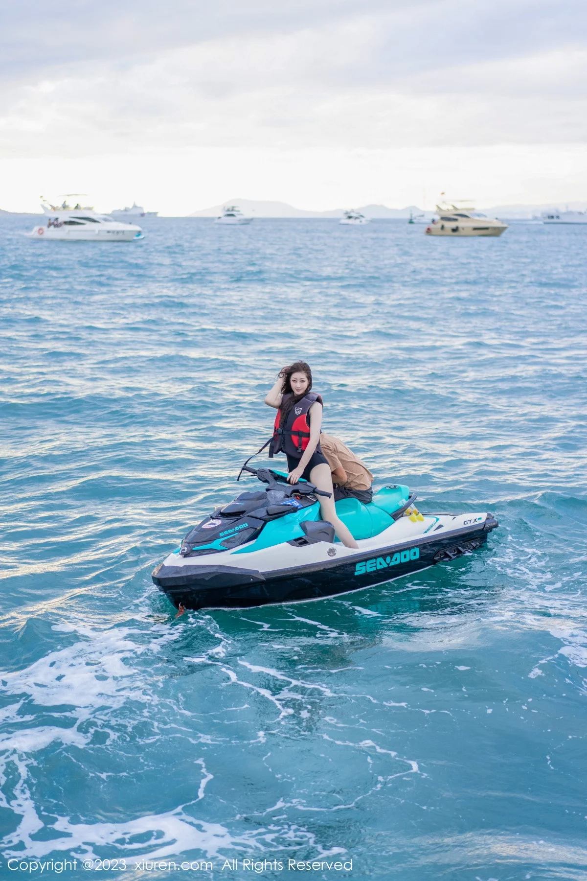 [[XiuRen秀人网]秀人网]No.6098_女神妲己_Toxic三亚旅拍游艇场景性感服饰秀雪峰美臀诱惑写真99P