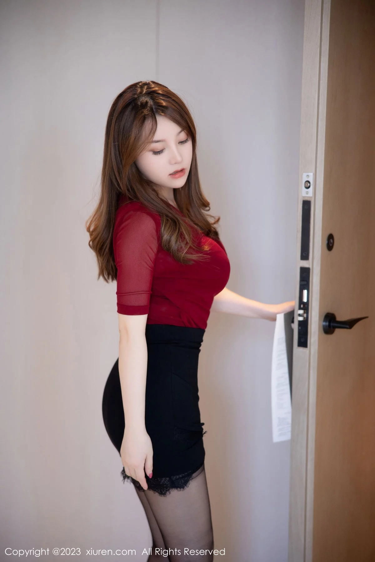 [[XiuRen秀人网]秀人网]No.6096_模特豆瓣酱性感红色服饰配黑短裙露黑色蕾丝内衣丰满诱惑写真96P