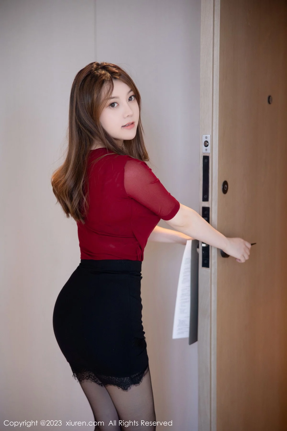[[XiuRen秀人网]秀人网]No.6096_模特豆瓣酱性感红色服饰配黑短裙露黑色蕾丝内衣丰满诱惑写真96P