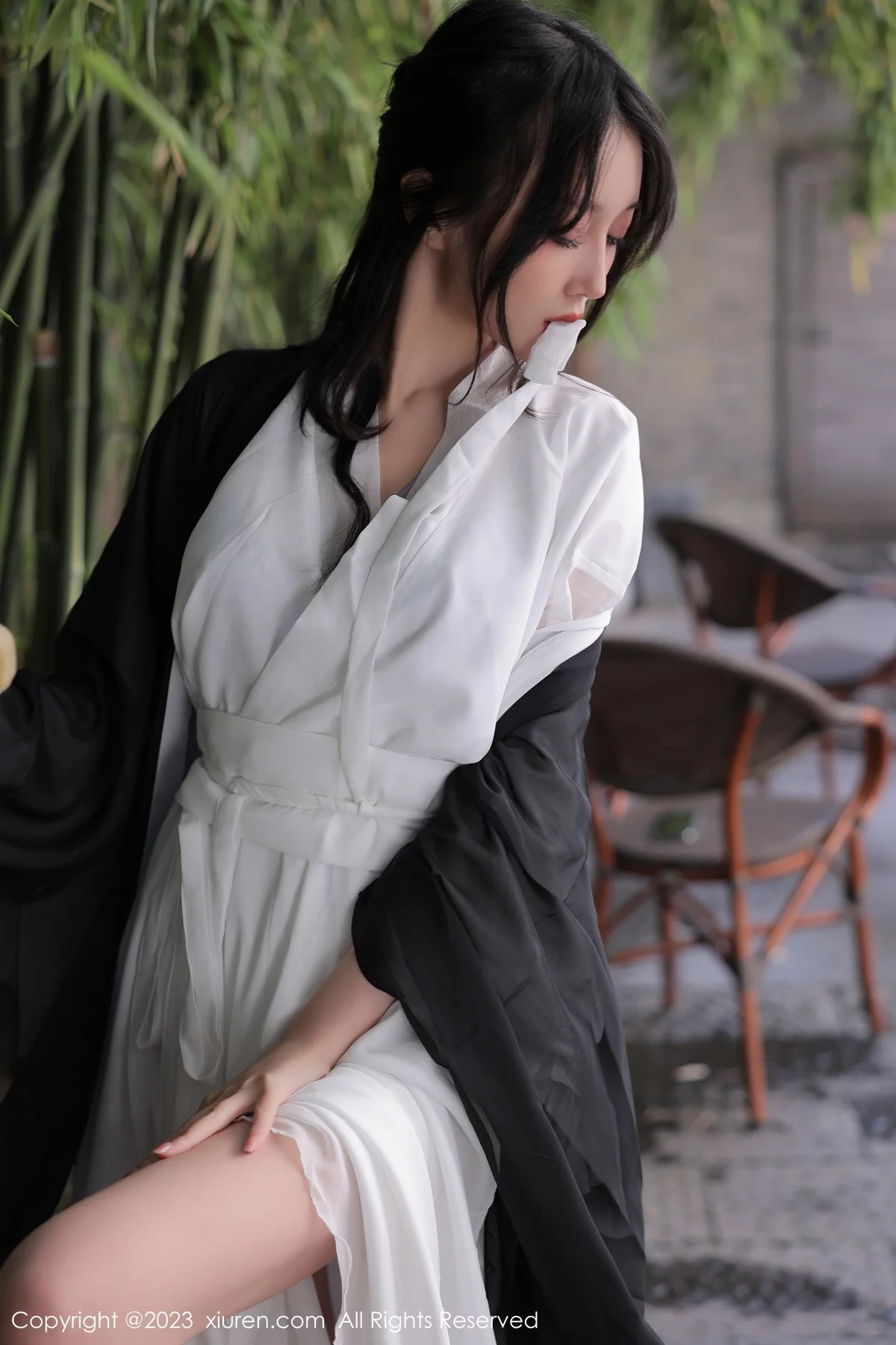 [[XiuRen秀人网]秀人网]No.6094_模特玥儿玥er海南旅拍脱白色古装服饰露性感内衣撩人诱惑写真55P