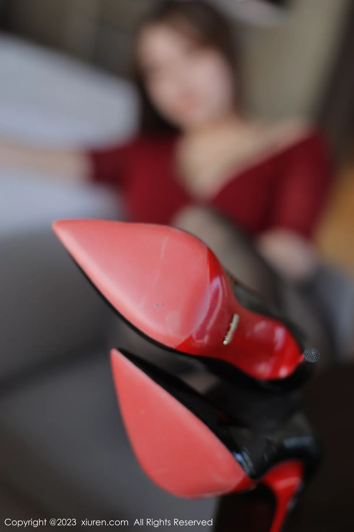 [[XiuRen秀人网]秀人网]No.6096_模特豆瓣酱性感红色服饰配黑短裙露黑色蕾丝内衣丰满诱惑写真96P