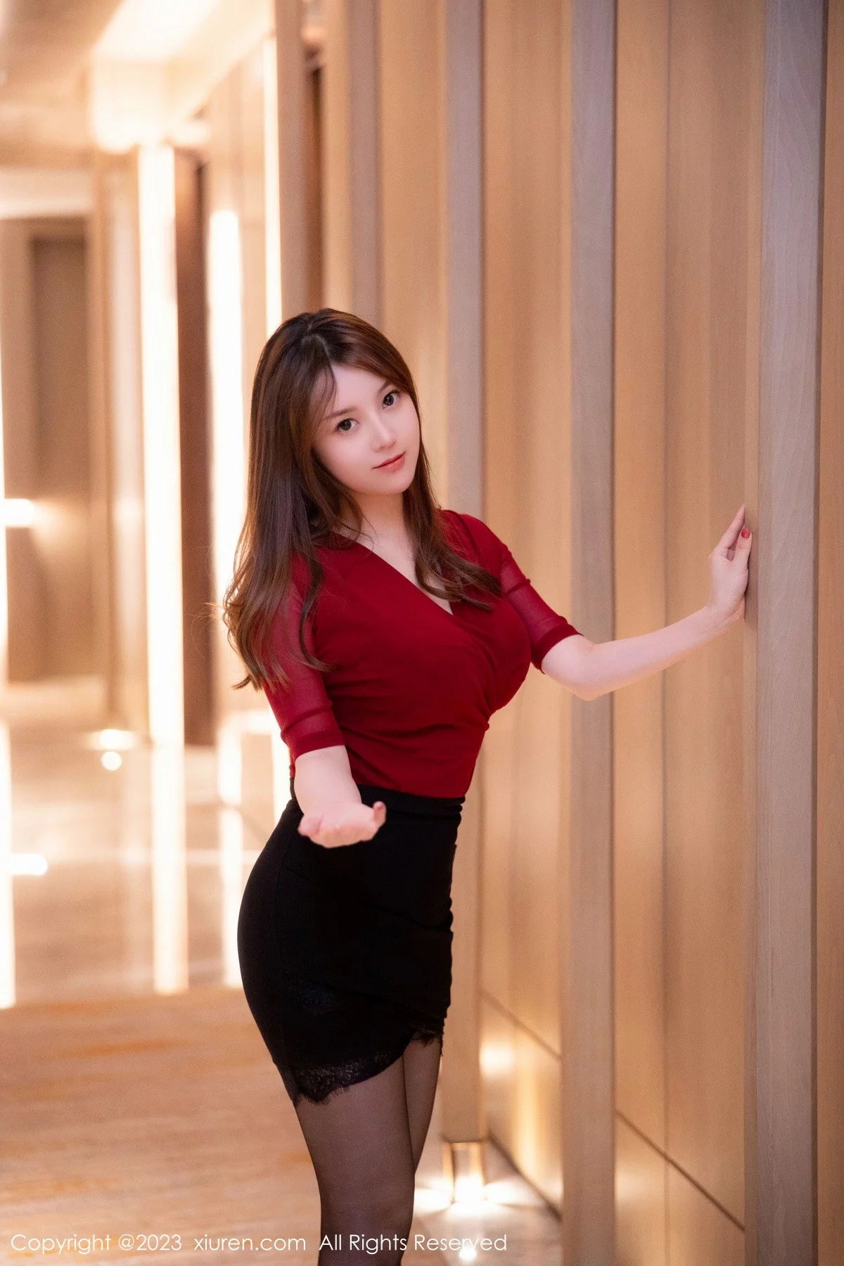 [[XiuRen秀人网]秀人网]No.6096_模特豆瓣酱性感红色服饰配黑短裙露黑色蕾丝内衣丰满诱惑写真96P
