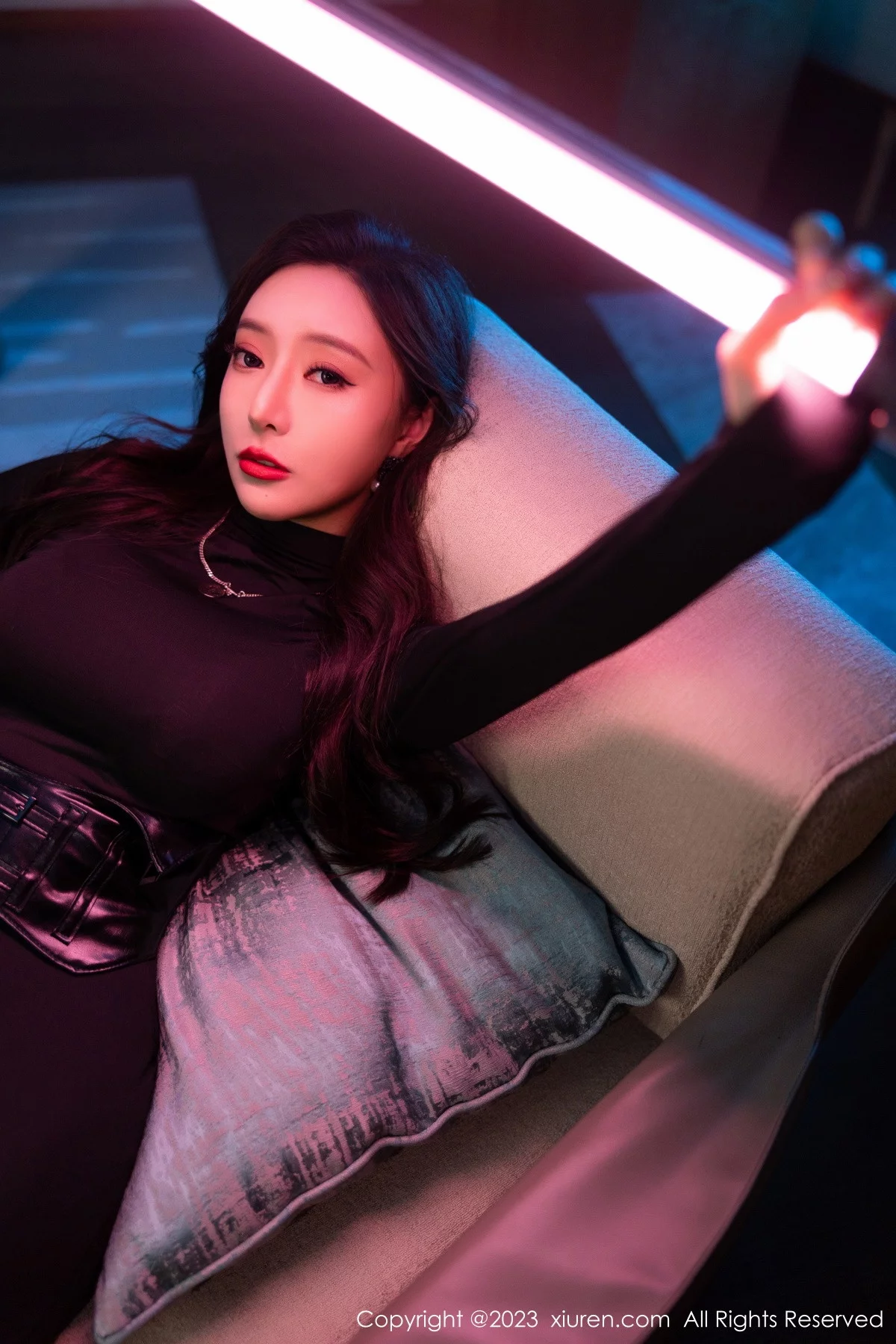 [[XiuRen秀人网]秀人网]No.6099_女神王馨瑶yanni黑色紧身服饰露暗红色蕾丝内衣完美诱惑写真77P