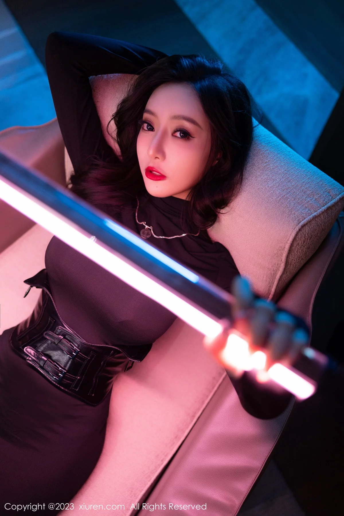 [[XiuRen秀人网]秀人网]No.6099_女神王馨瑶yanni黑色紧身服饰露暗红色蕾丝内衣完美诱惑写真77P