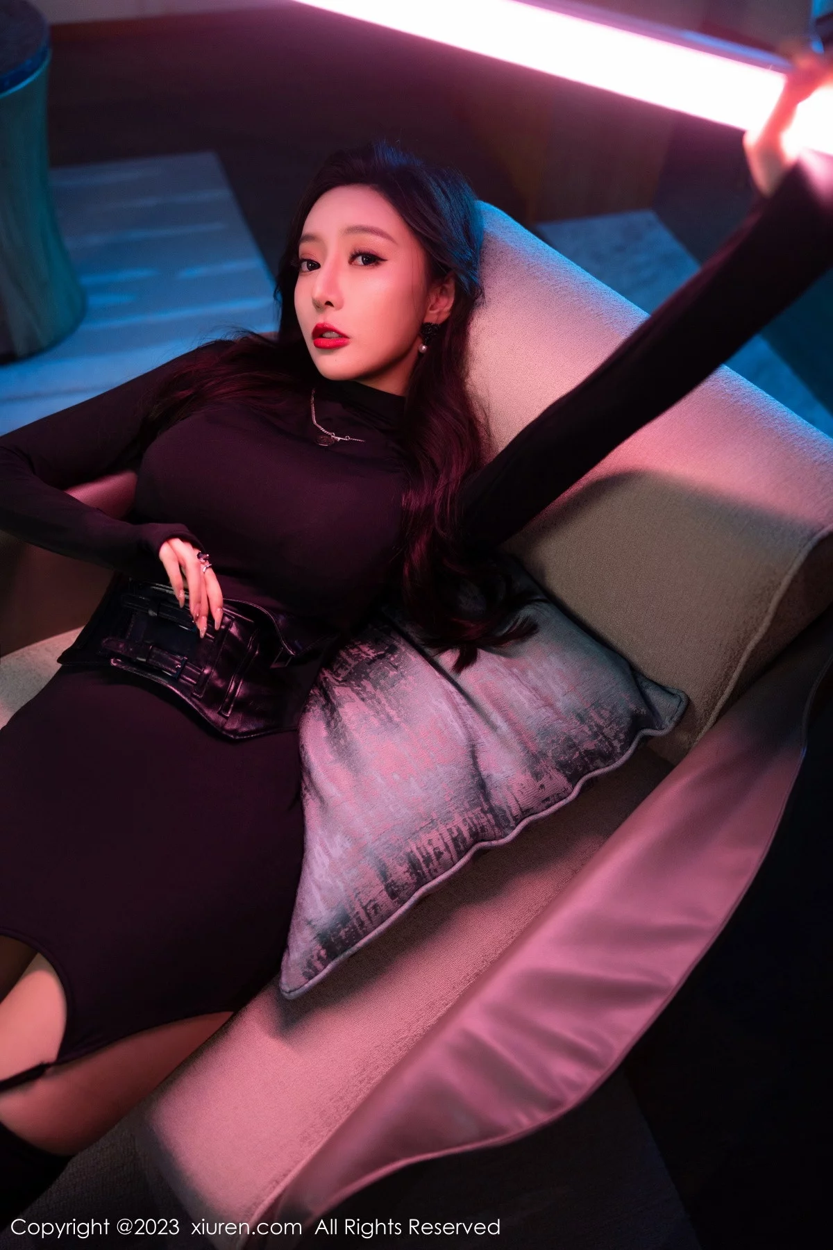 [[XiuRen秀人网]秀人网]No.6099_女神王馨瑶yanni黑色紧身服饰露暗红色蕾丝内衣完美诱惑写真77P