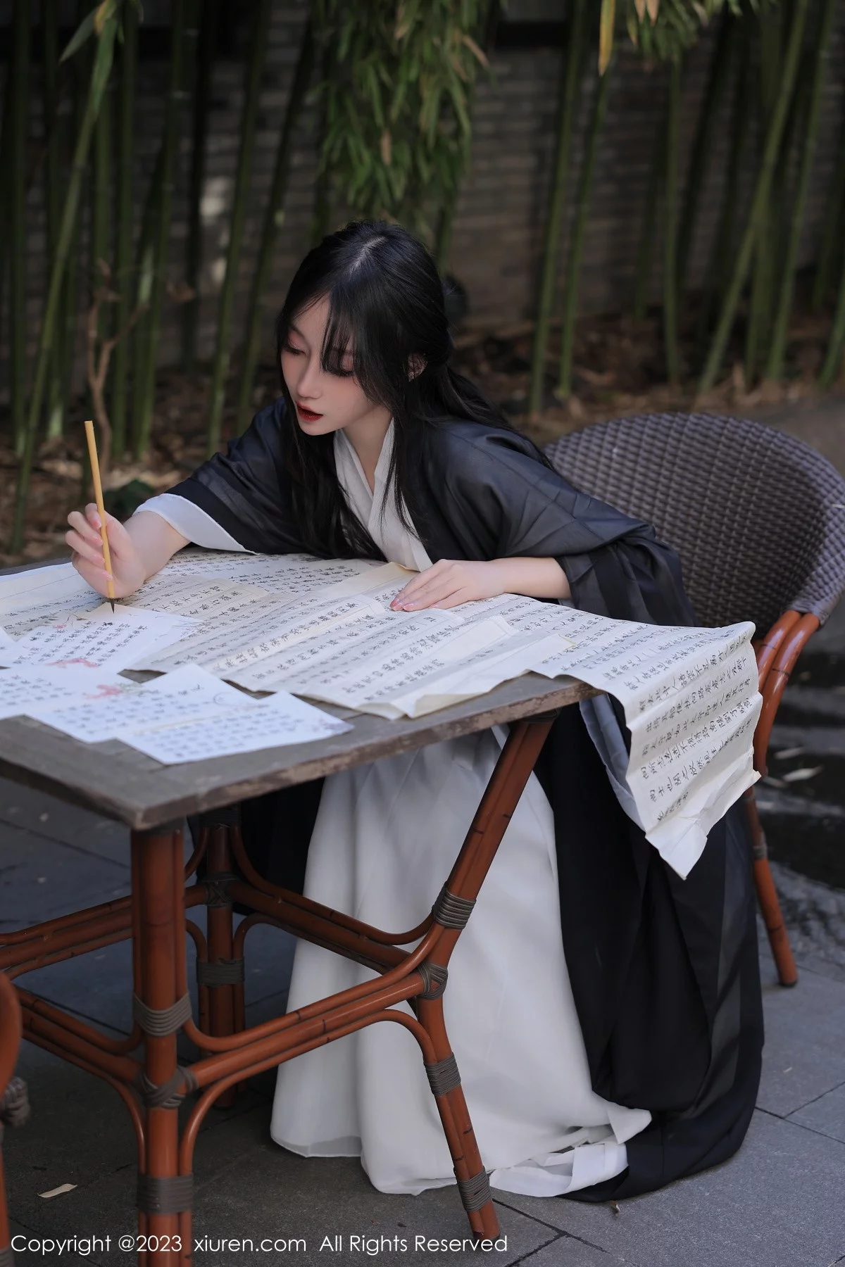 [[XiuRen秀人网]秀人网]No.6094_模特玥儿玥er海南旅拍脱白色古装服饰露性感内衣撩人诱惑写真55P