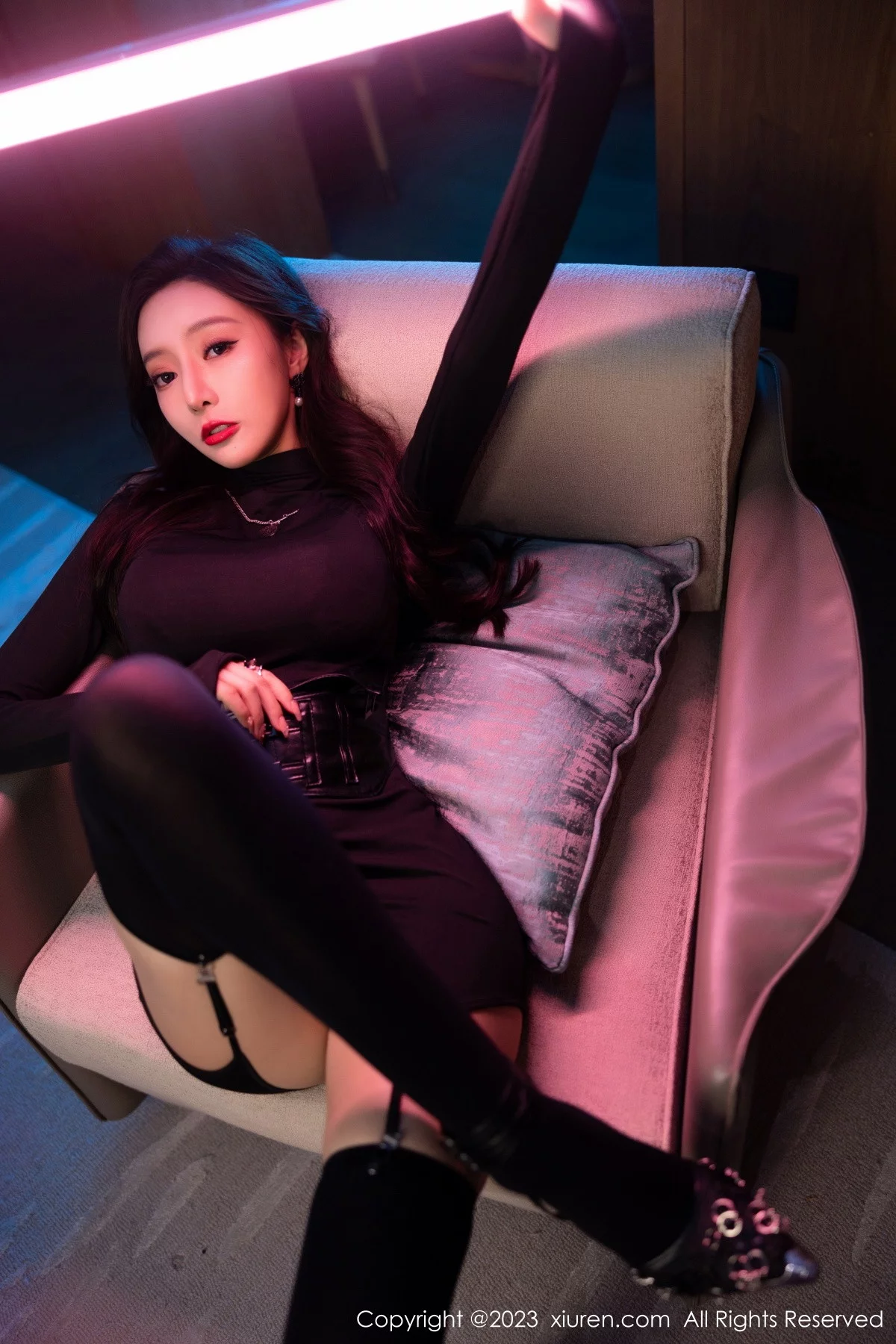 [[XiuRen秀人网]秀人网]No.6099_女神王馨瑶yanni黑色紧身服饰露暗红色蕾丝内衣完美诱惑写真77P