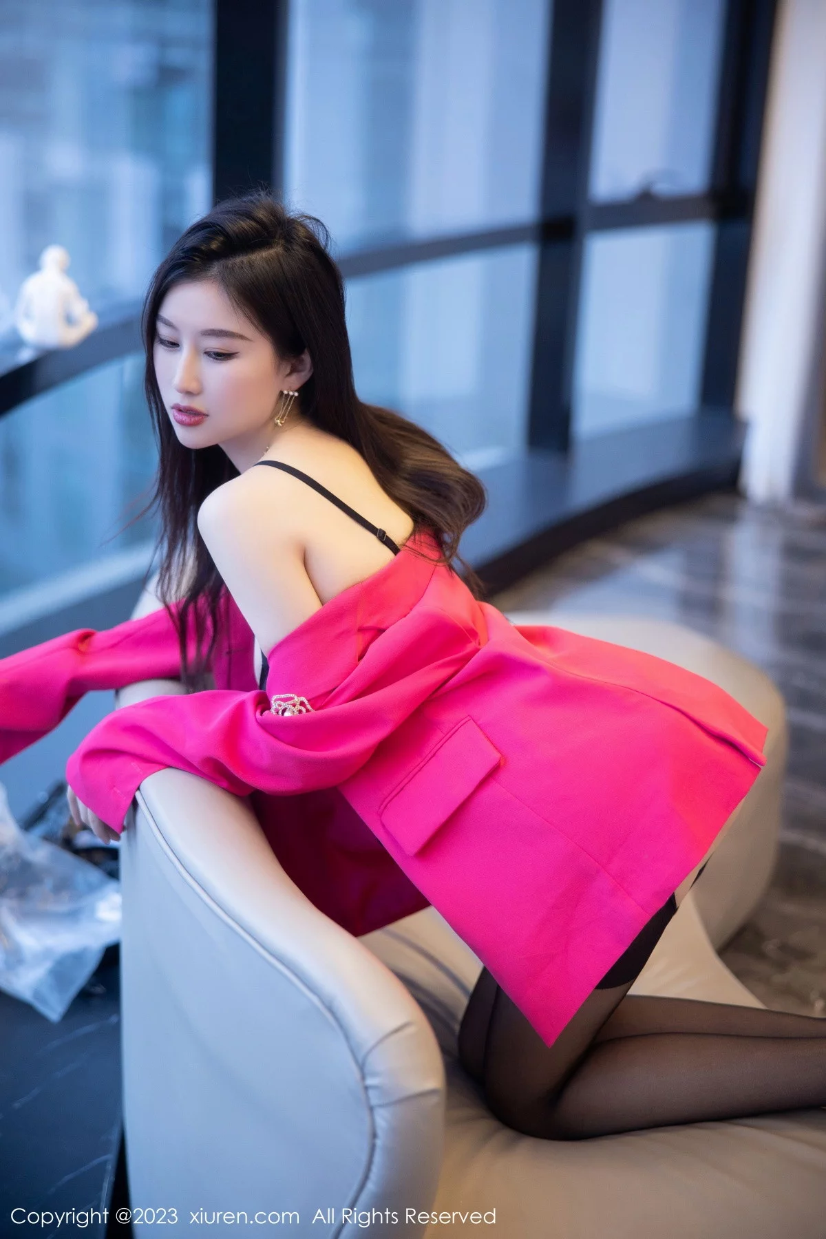 [[XiuRen秀人网]秀人网]No.6103_模特月音瞳性感黑色情趣吊带服配超薄黑丝秀雪峰美腿诱惑写真93P