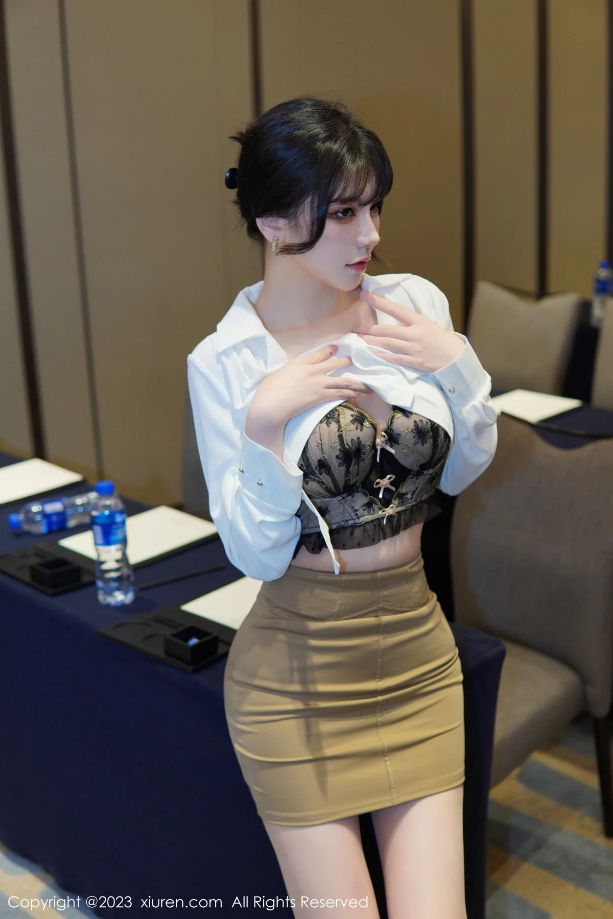 [[XiuRen秀人网]秀人网]No.6111_模特桃桃子_性感白T配黄色短裙露蕾丝内衣配开档肉丝诱惑写真86P